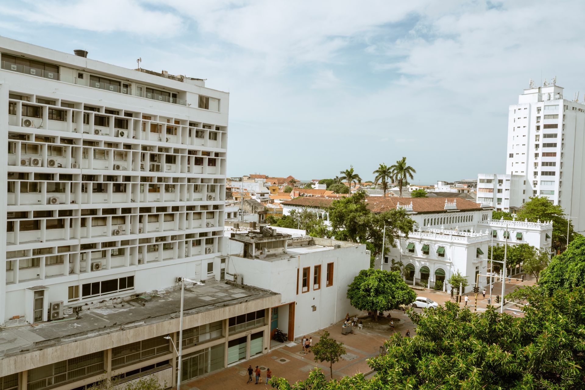 Una vista aérea de una ciudad con un gran edificio blanco en el medio.