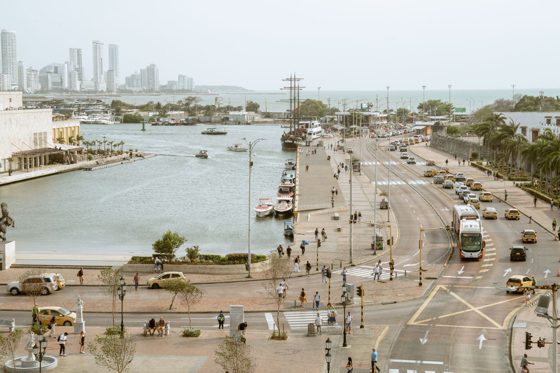 Una vista aérea de una ciudad con un río al fondo.