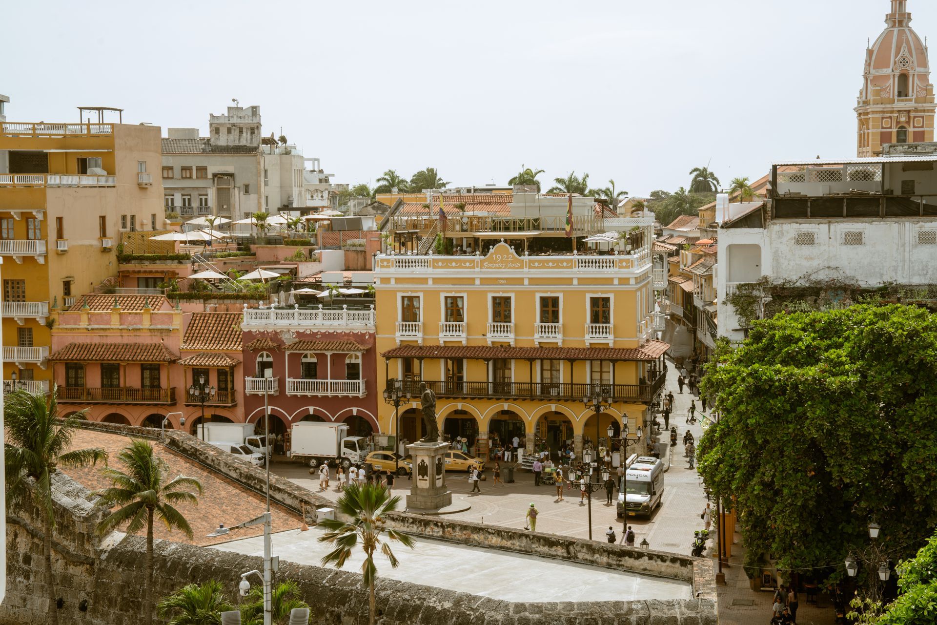 Una vista aérea de una ciudad con muchos edificios y árboles.