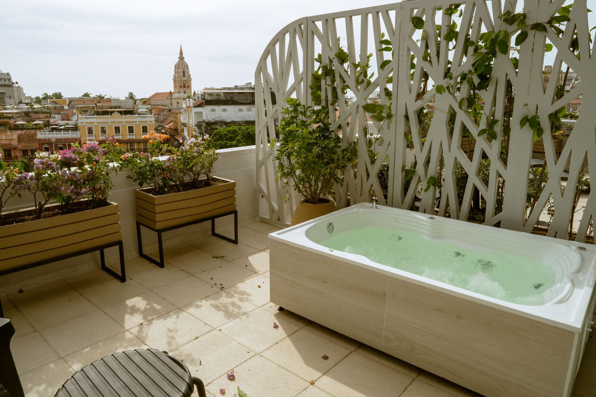 Hay una bañera de hidromasaje en el tejado de un edificio.