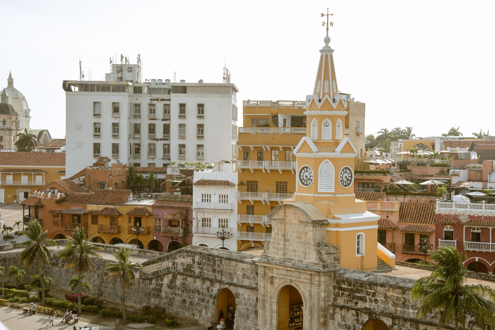 Una vista aérea de una ciudad con una torre de reloj en el medio.