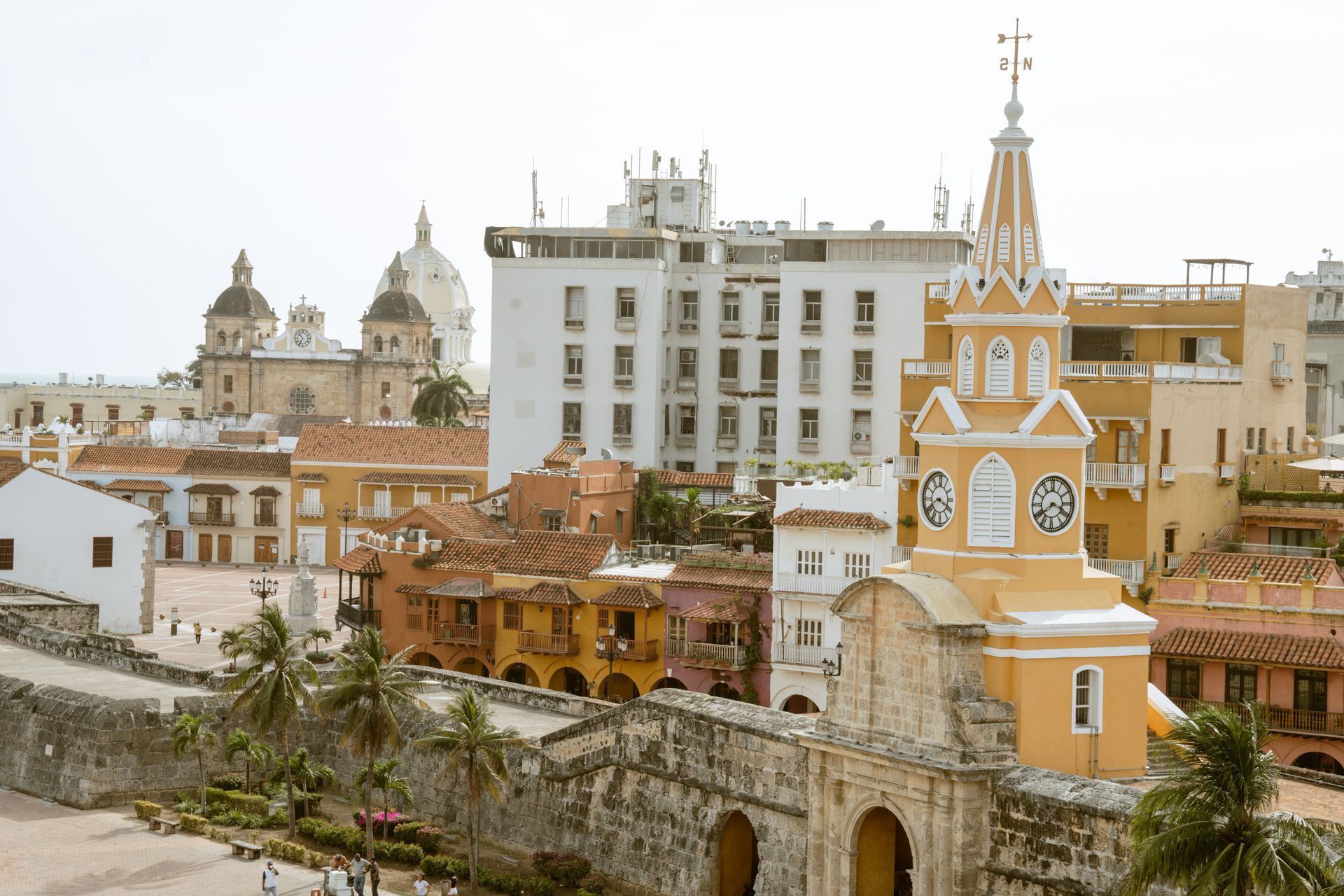 Una vista aérea de una ciudad con una torre de reloj en el medio.