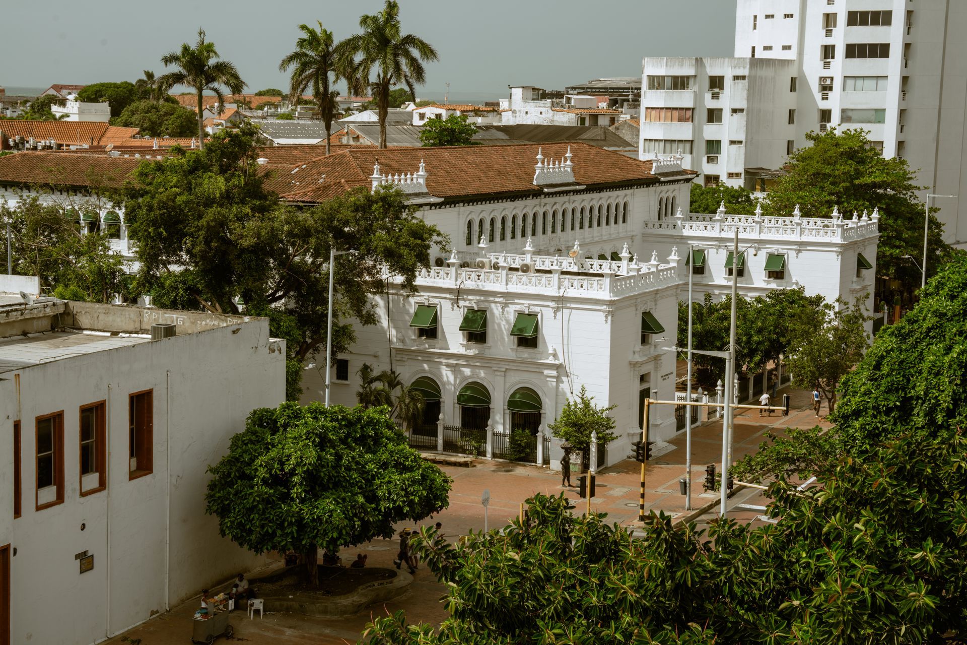 Una vista aérea de una ciudad con muchos edificios y árboles.