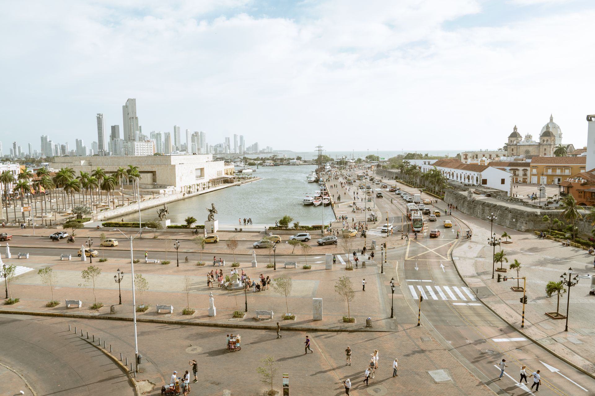 Una vista aérea de una ciudad con un río y un horizonte al fondo.