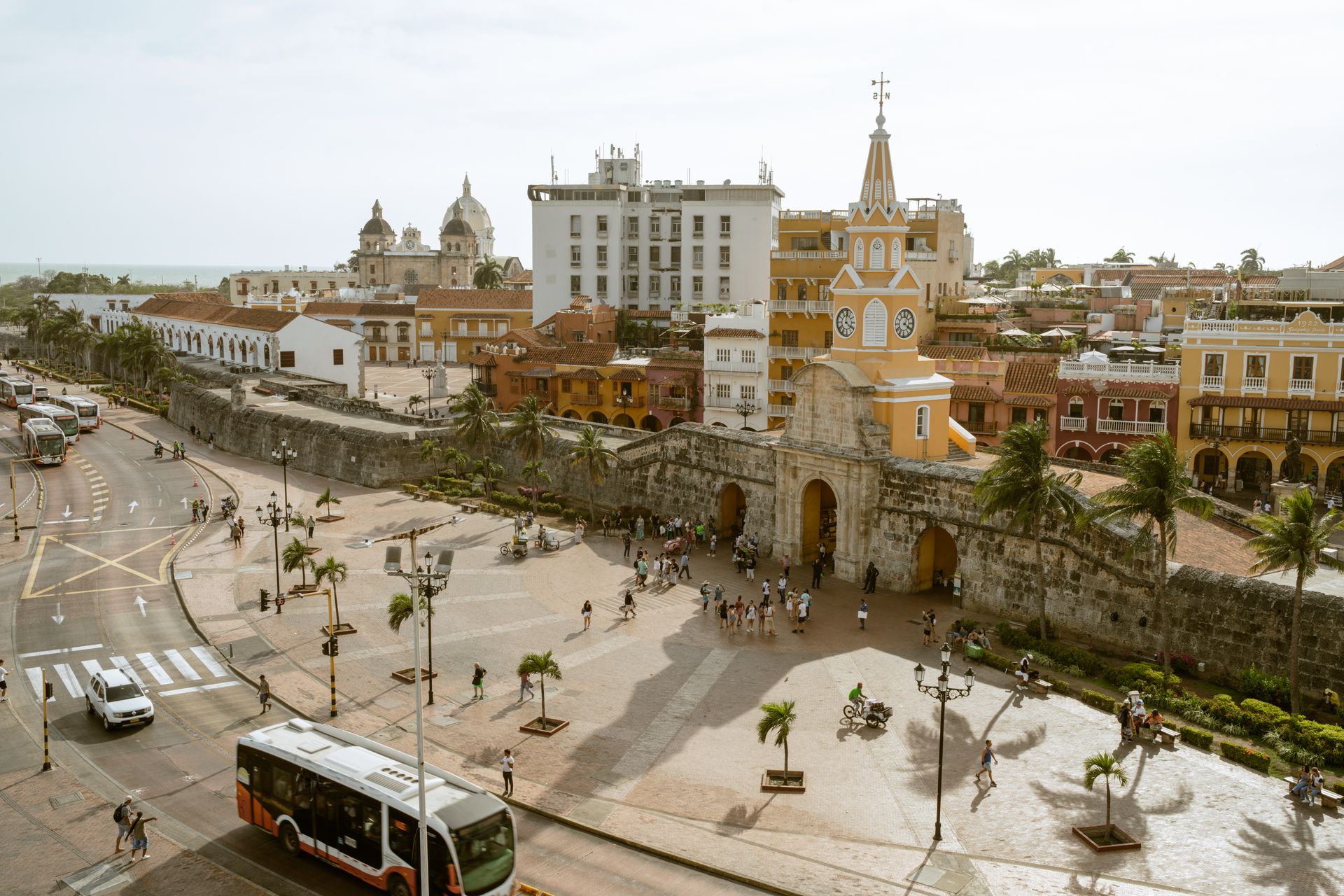 Una vista aérea de una ciudad con un autobús circulando por la calle.