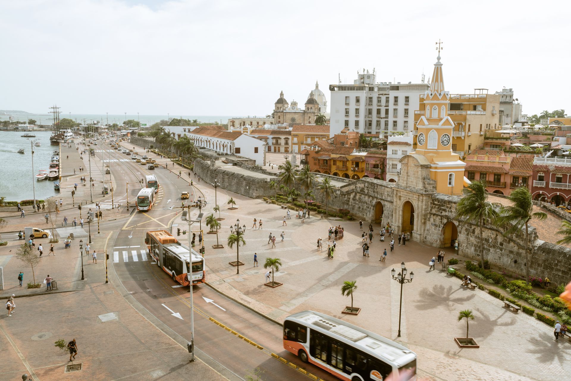 Una vista aérea de una calle de la ciudad con un autobús circulando por ella.