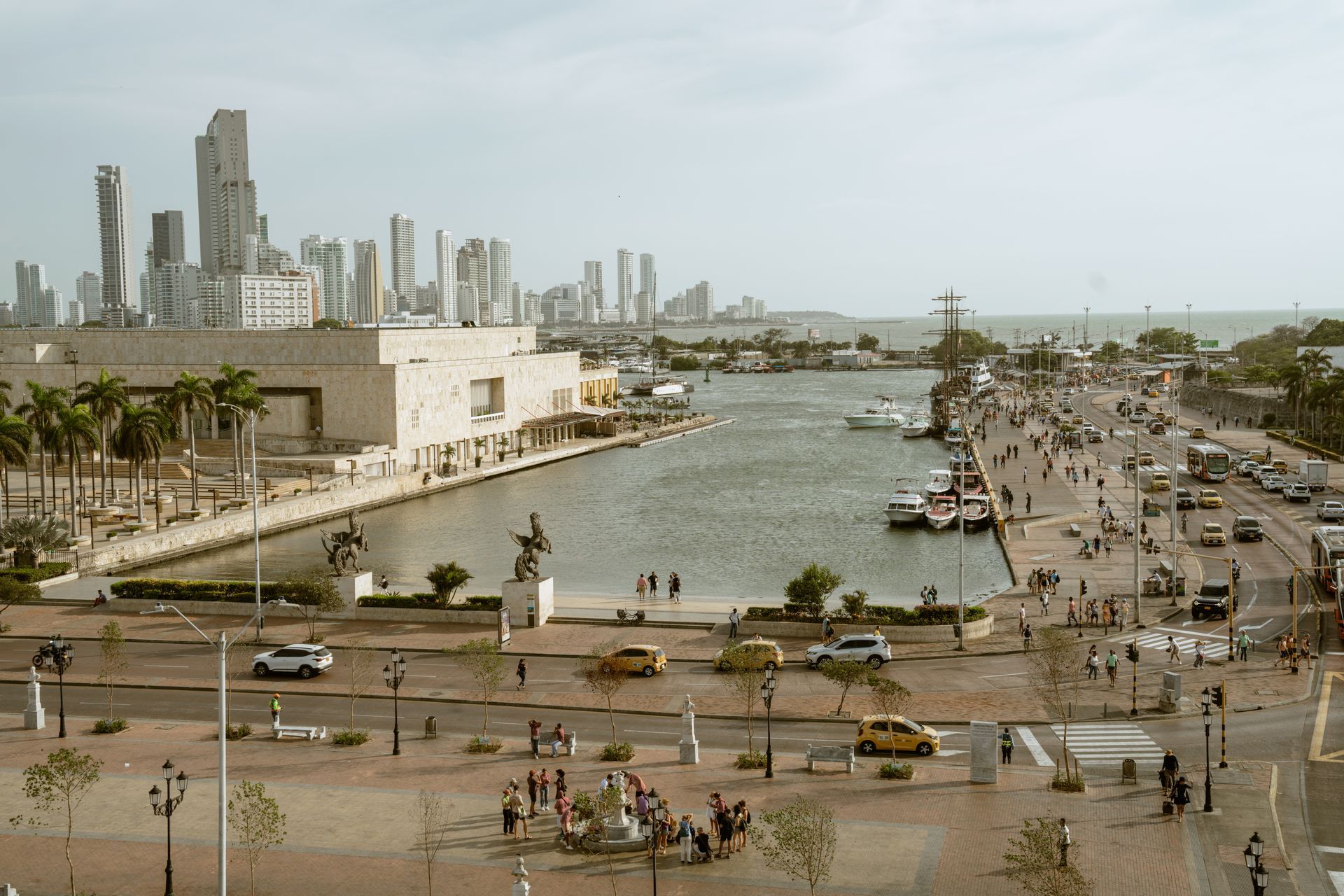 Una vista aérea de una ciudad con un río que la atraviesa.