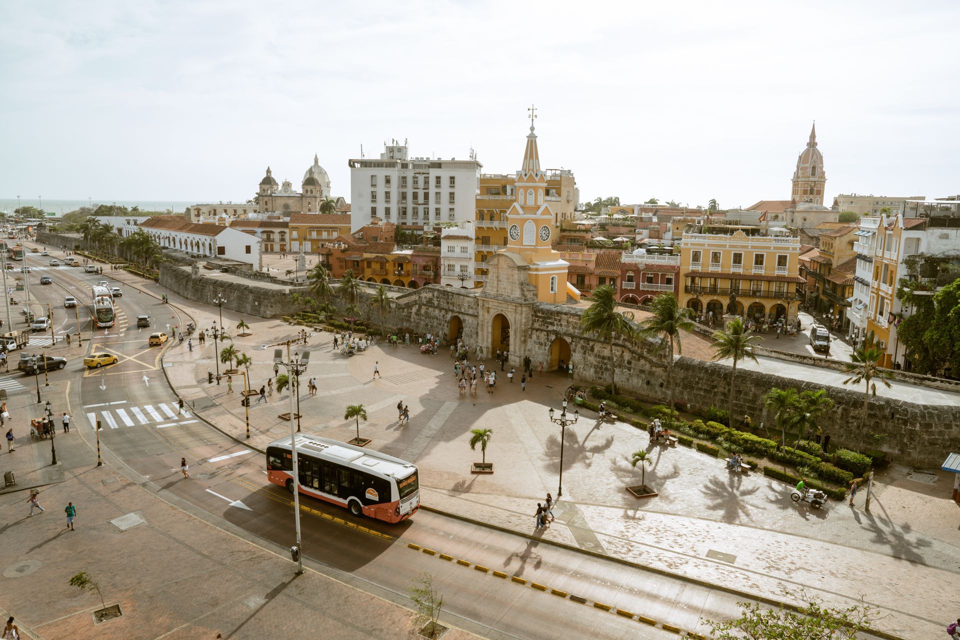 Una vista aérea de una ciudad con un autobús circulando por la calle.