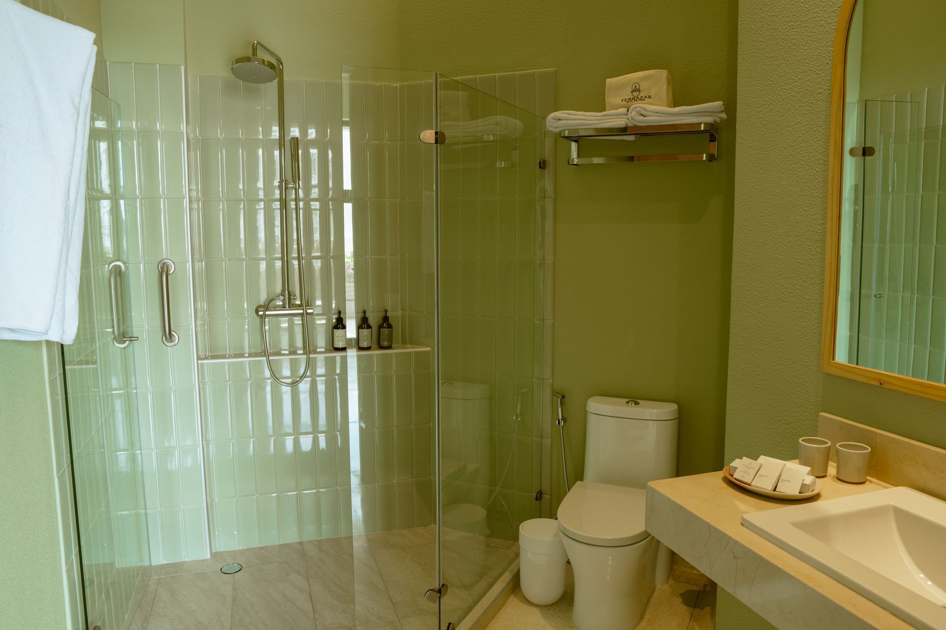 Un baño con inodoro, lavabo y ducha.