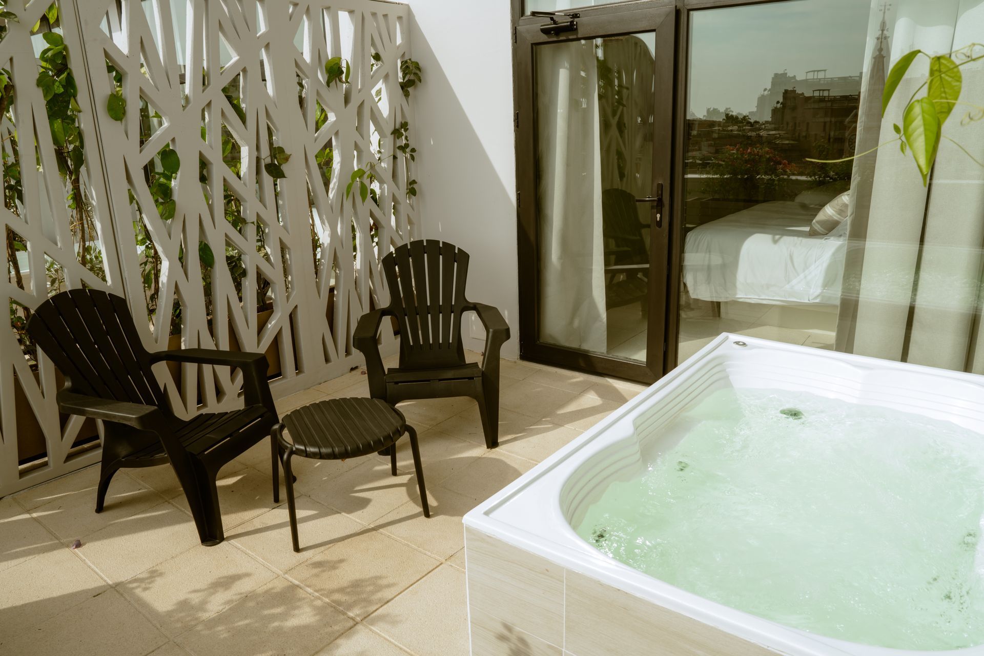 Hay un jacuzzi en el balcón de una habitación de hotel.