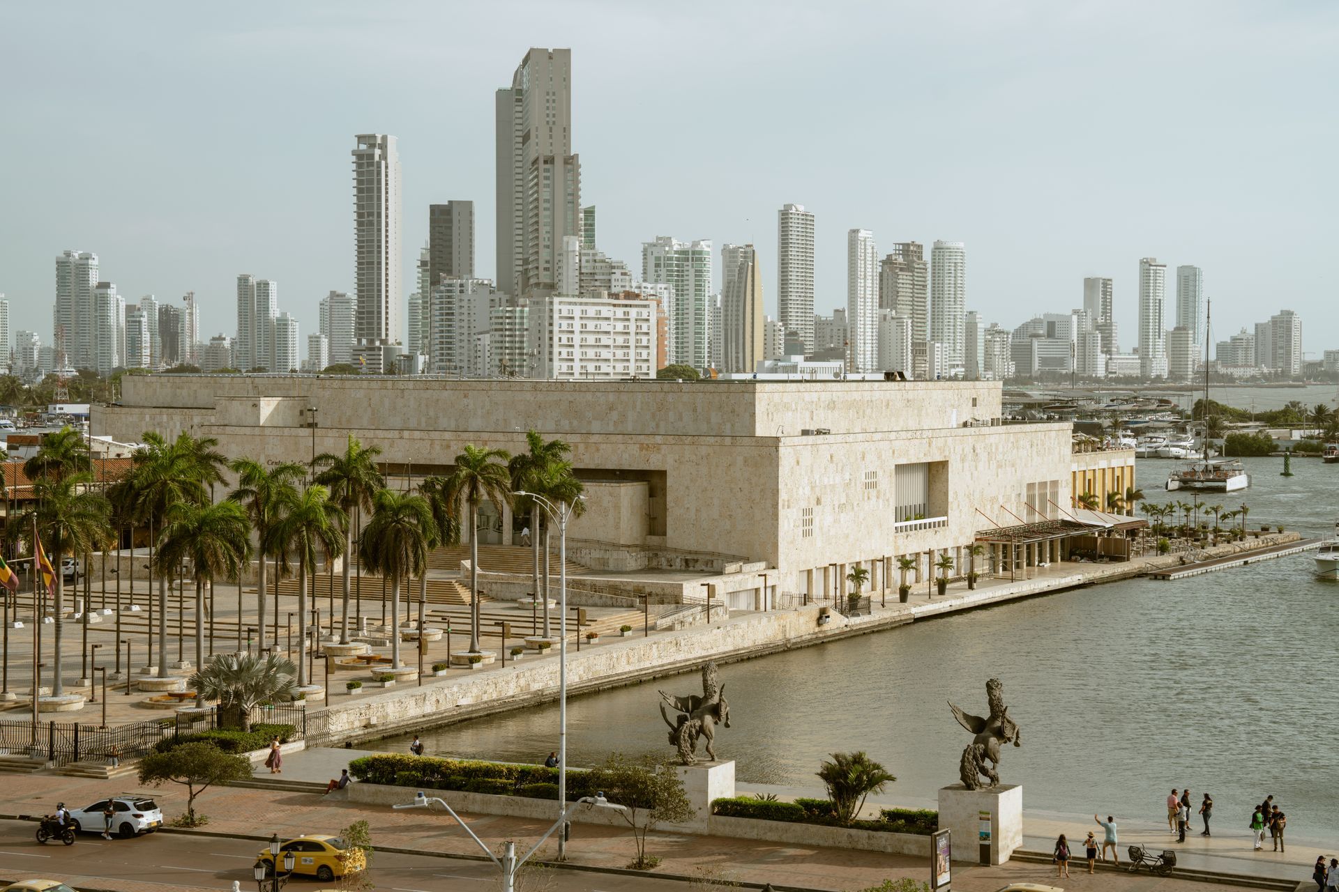Un horizonte de ciudad con un gran edificio en primer plano
