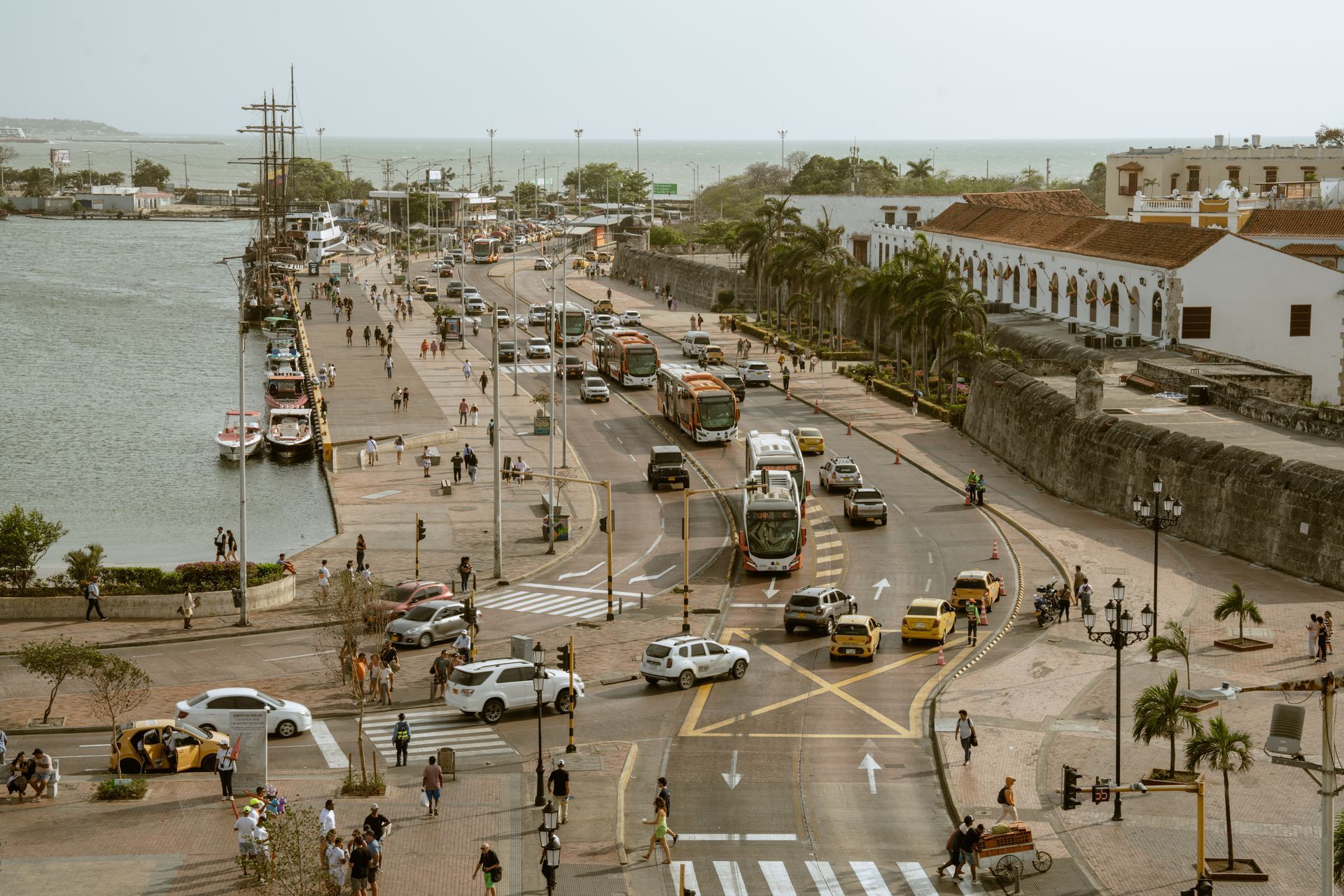 Una vista aérea de una calle de la ciudad con mucho tráfico.