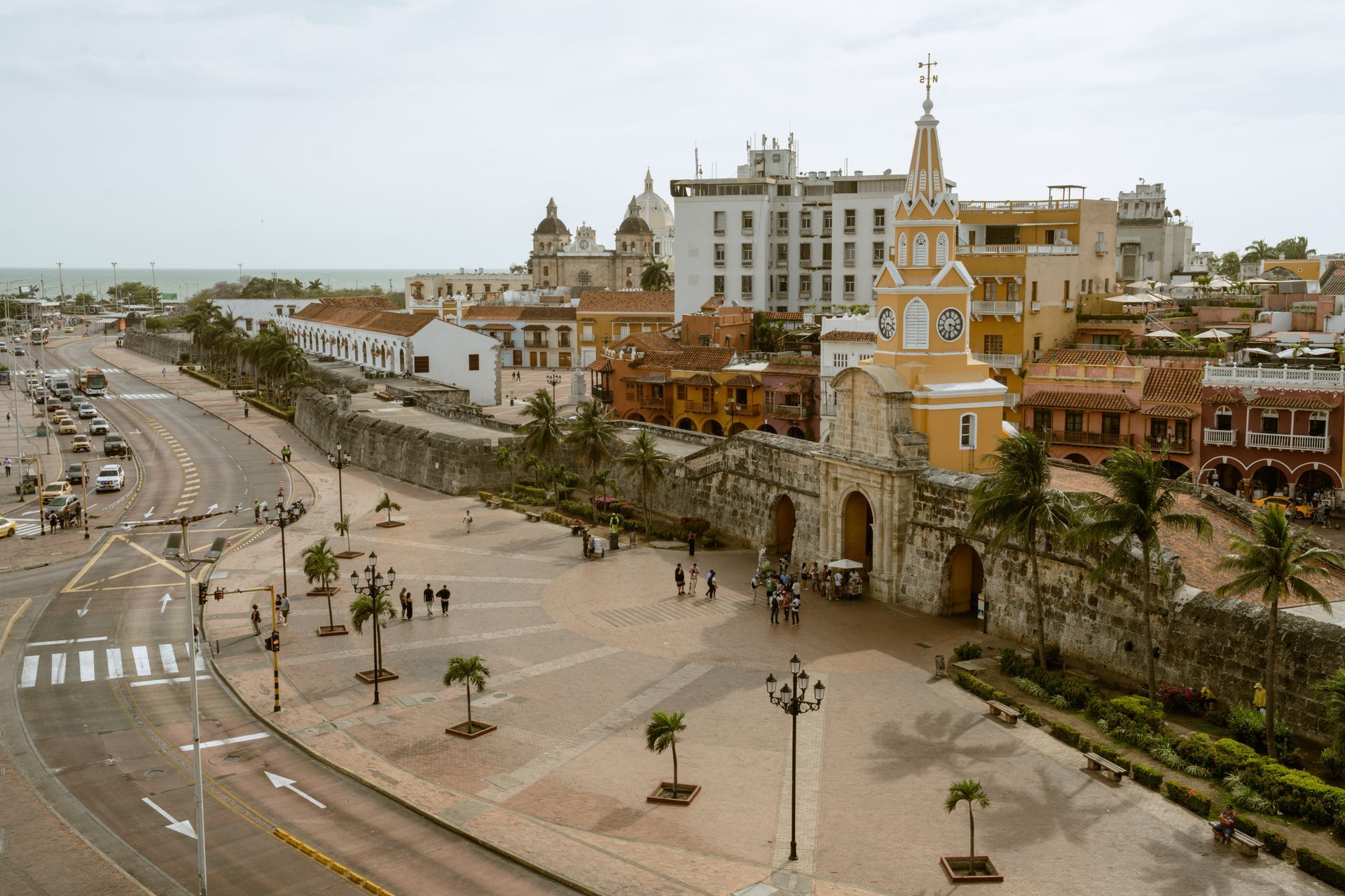 Una vista aérea de una ciudad con una torre de reloj en el medio.