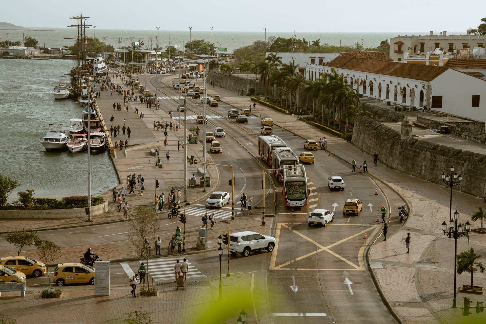 Una vista aérea de una calle concurrida de la ciudad junto a un cuerpo de agua.