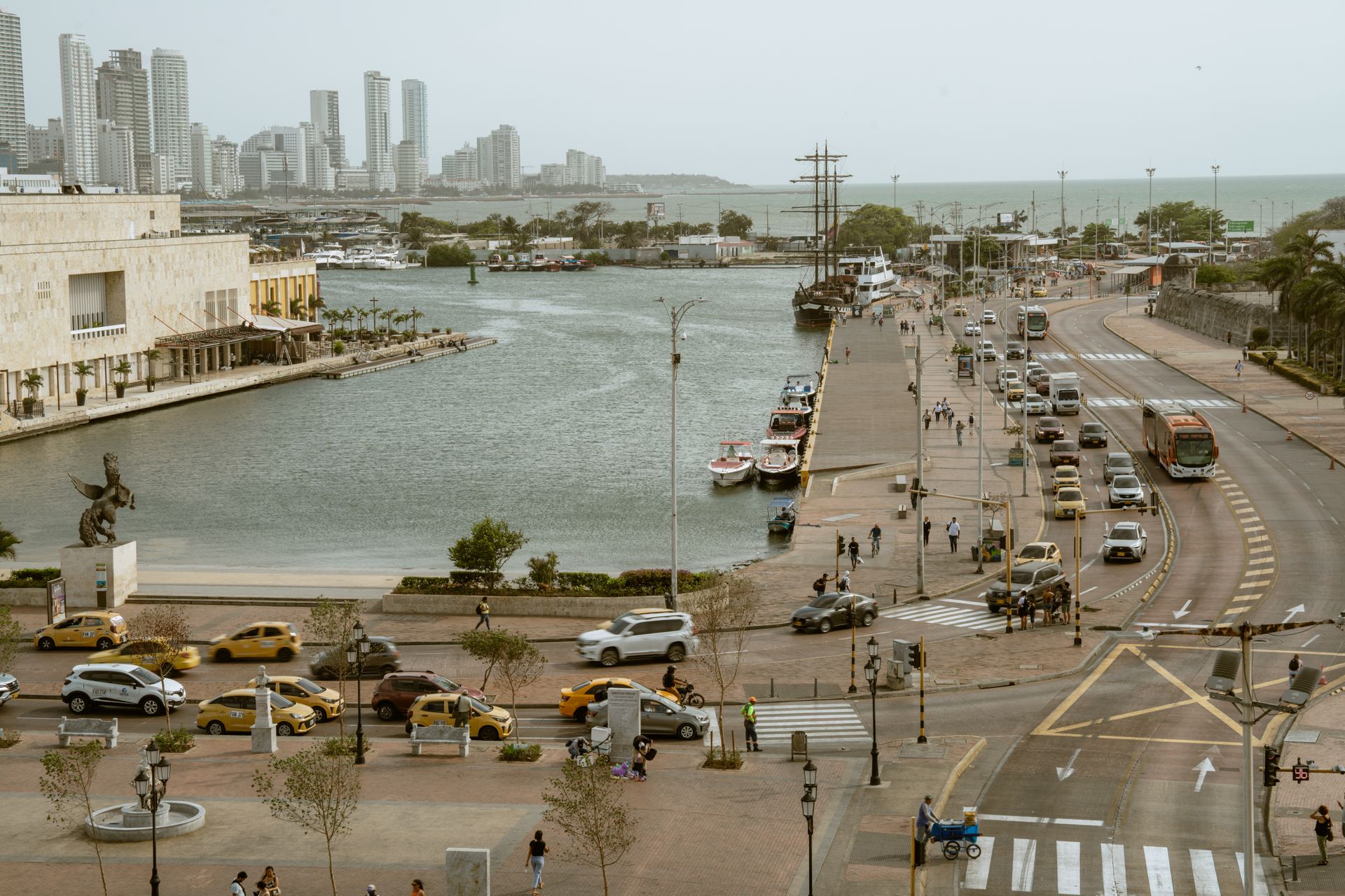 Una vista aérea de una ciudad con un río al fondo.
