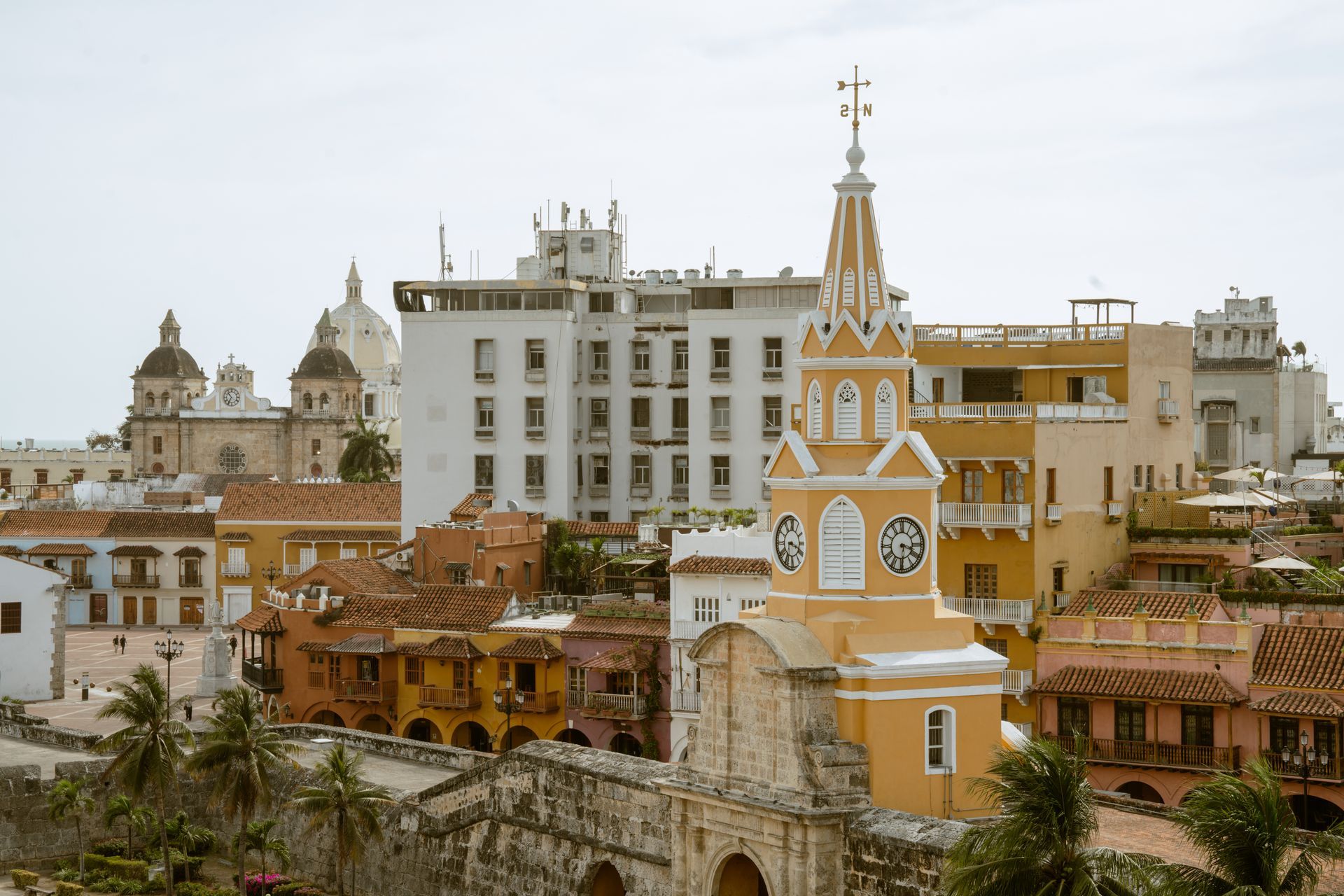 Una vista aérea de una ciudad con una torre de reloj en el medio.