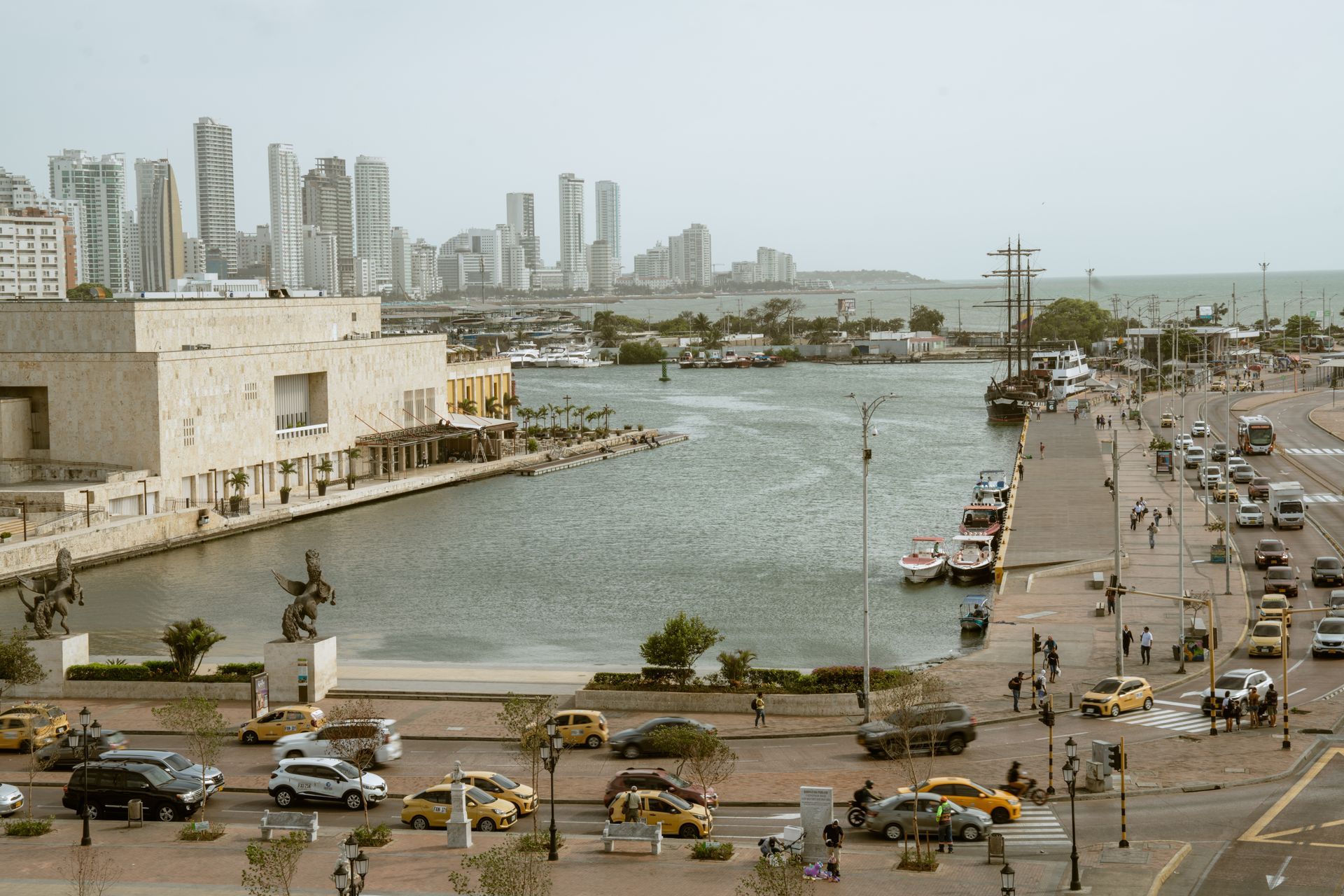 Una vista aérea de una ciudad con un gran cuerpo de agua en el medio.