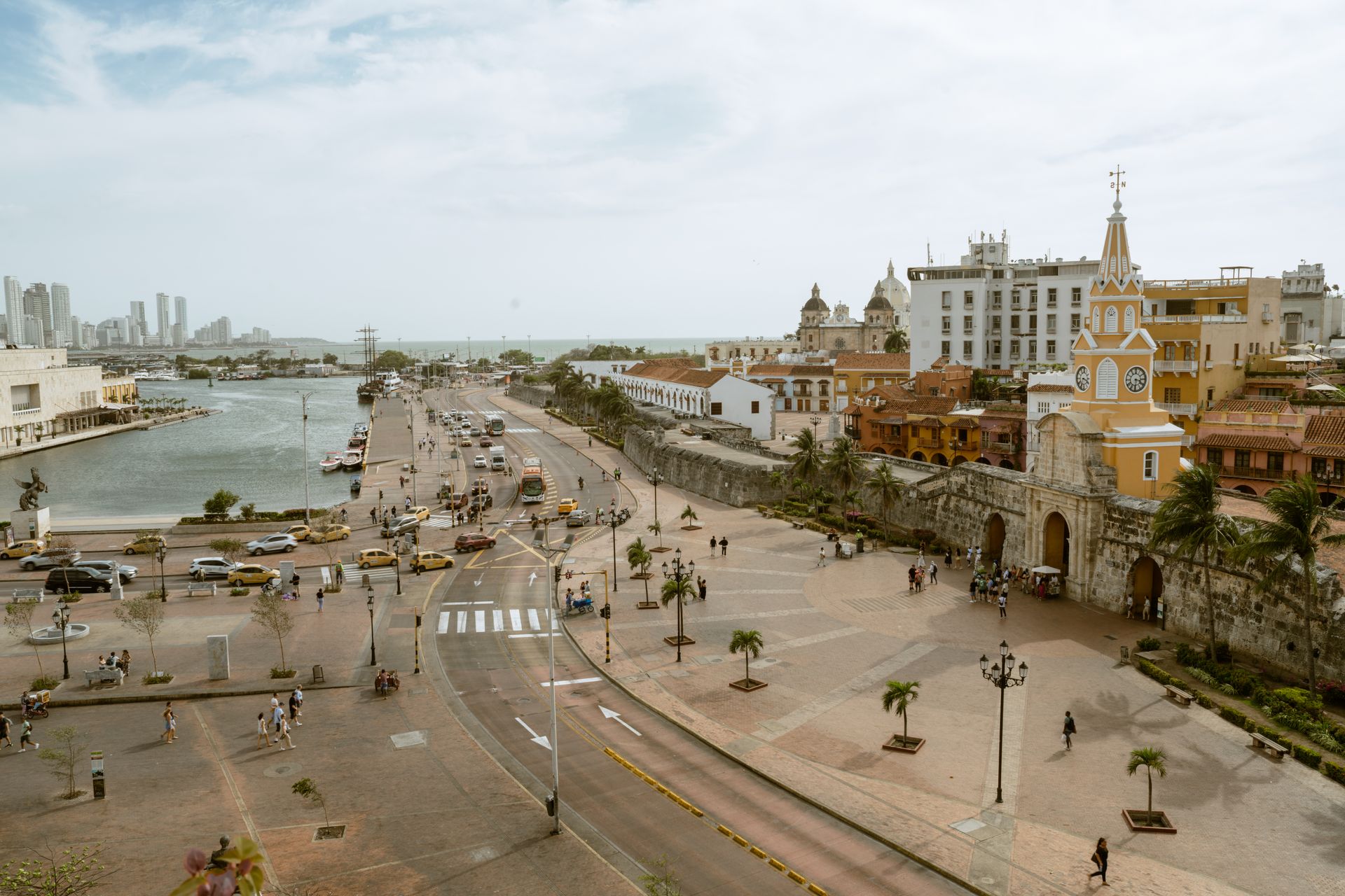 Una vista aérea de una calle de la ciudad con un río al fondo.