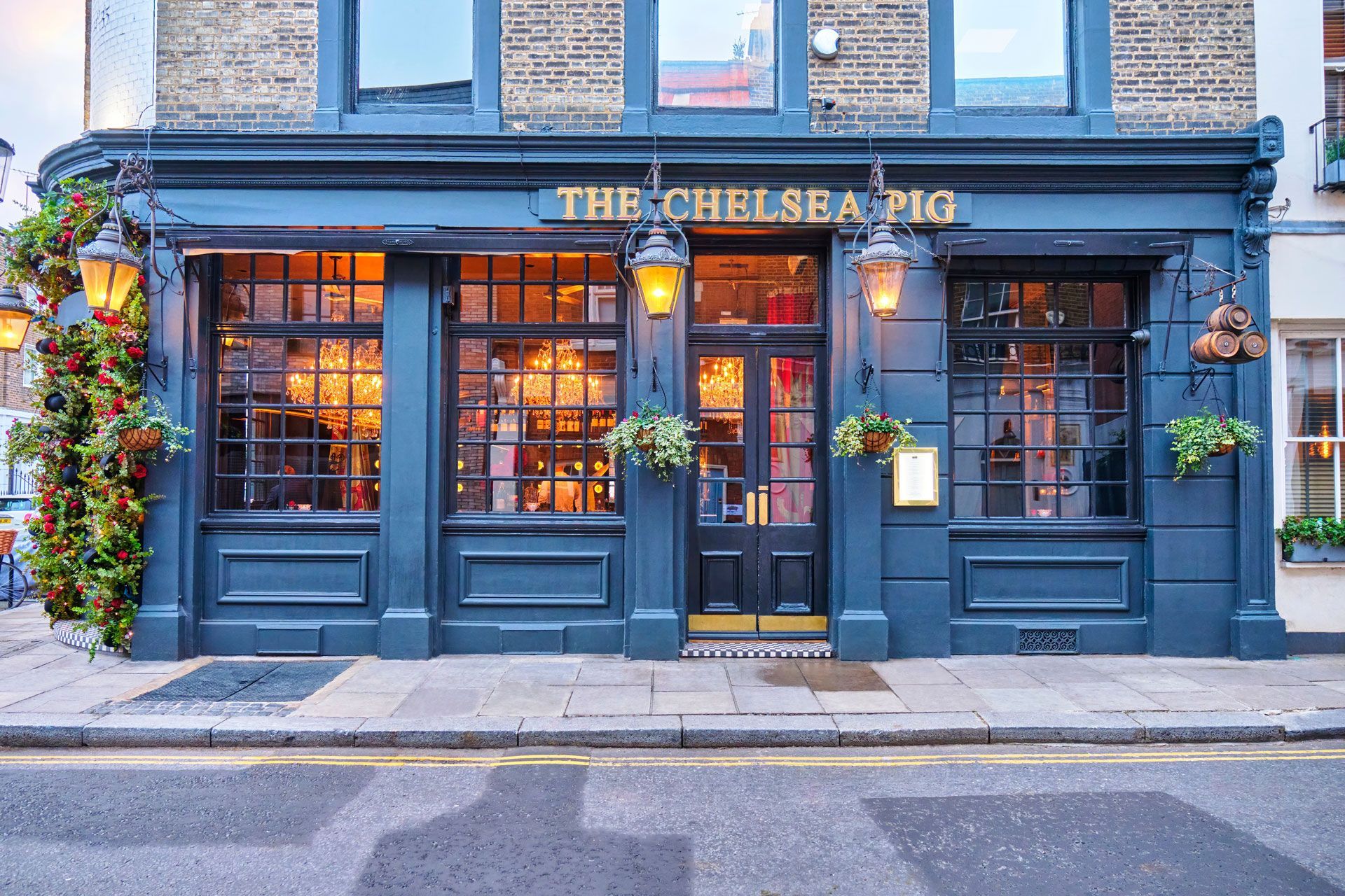 A blue building with a sign that says the chelsea pig