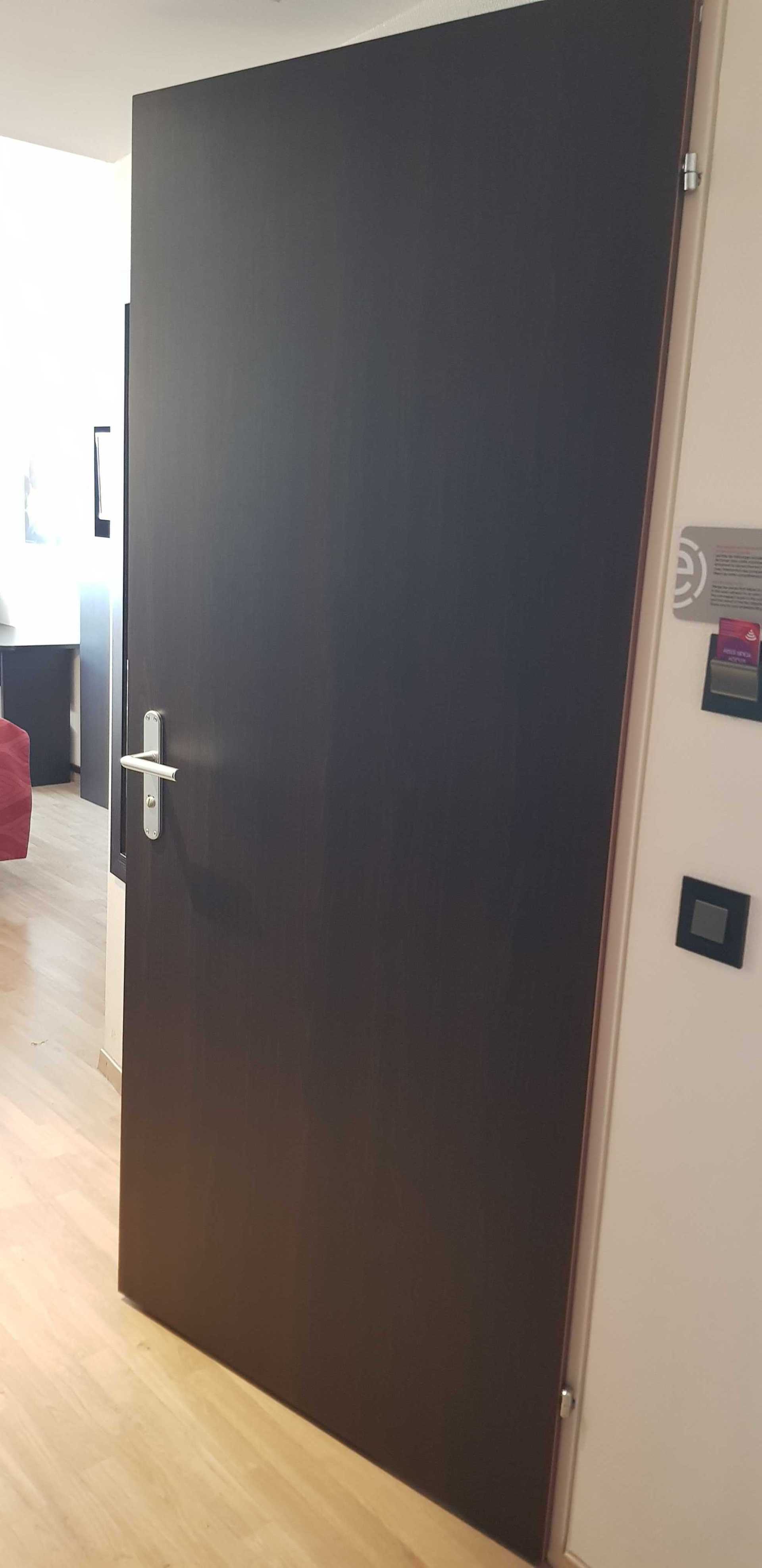 Ramada Encore Geneva covering portes