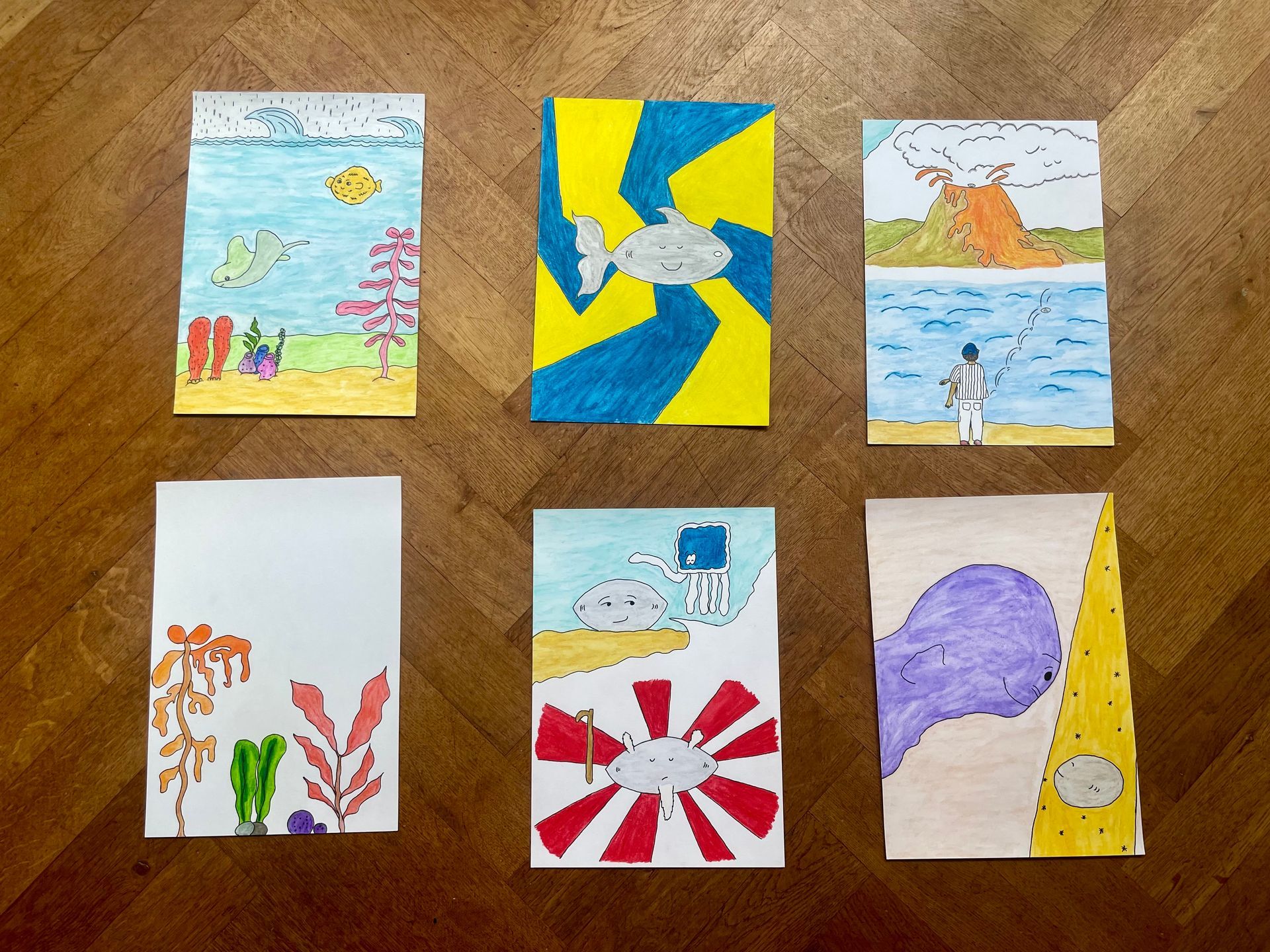 Zes kleurrijke tekeningen van watertaferelen op een houten oppervlak; vissen, oceaan, strand en abstracte patronen.