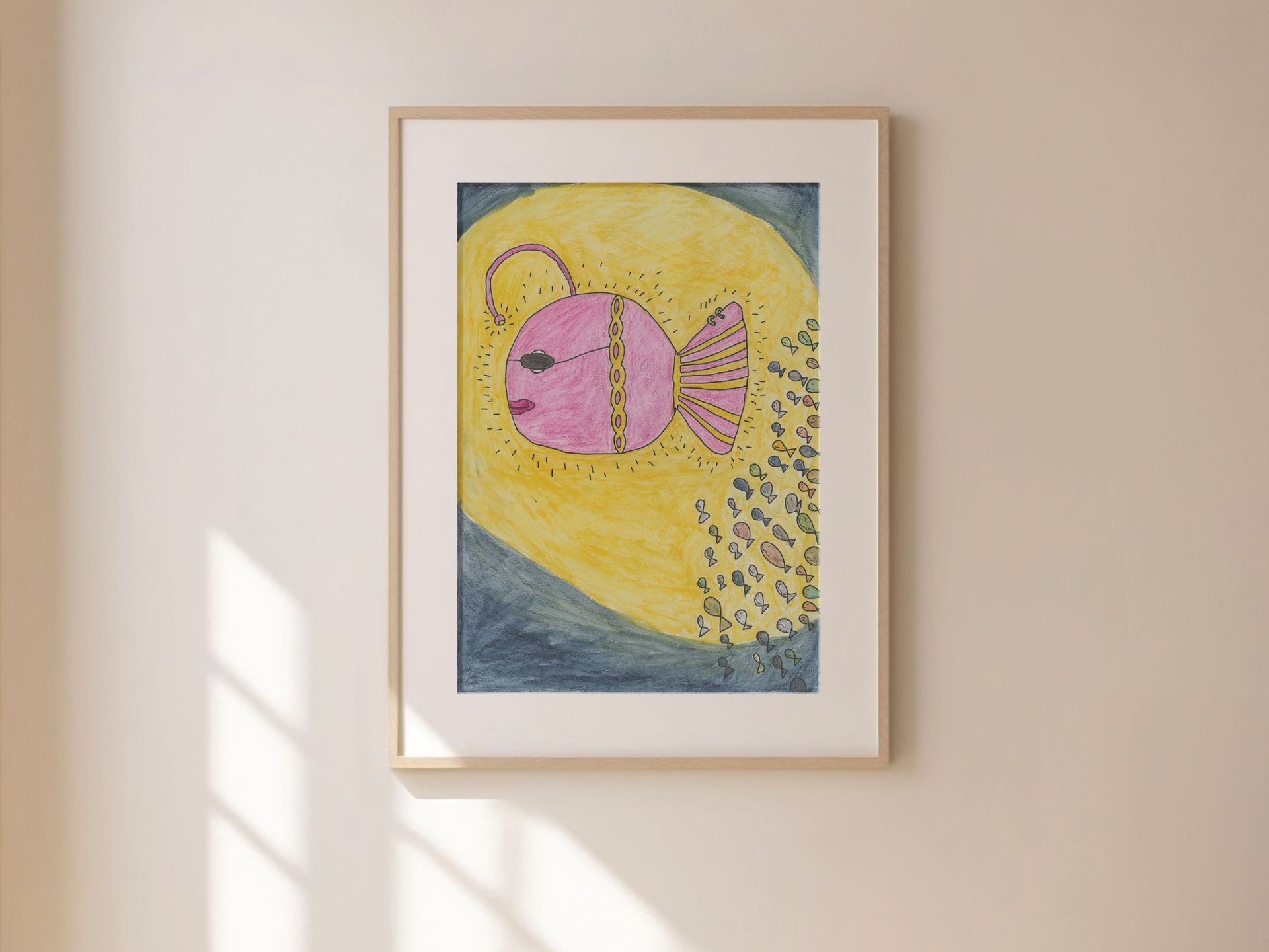 Roze viskunstwerk met gele achtergrond, ingelijst aan de muur.