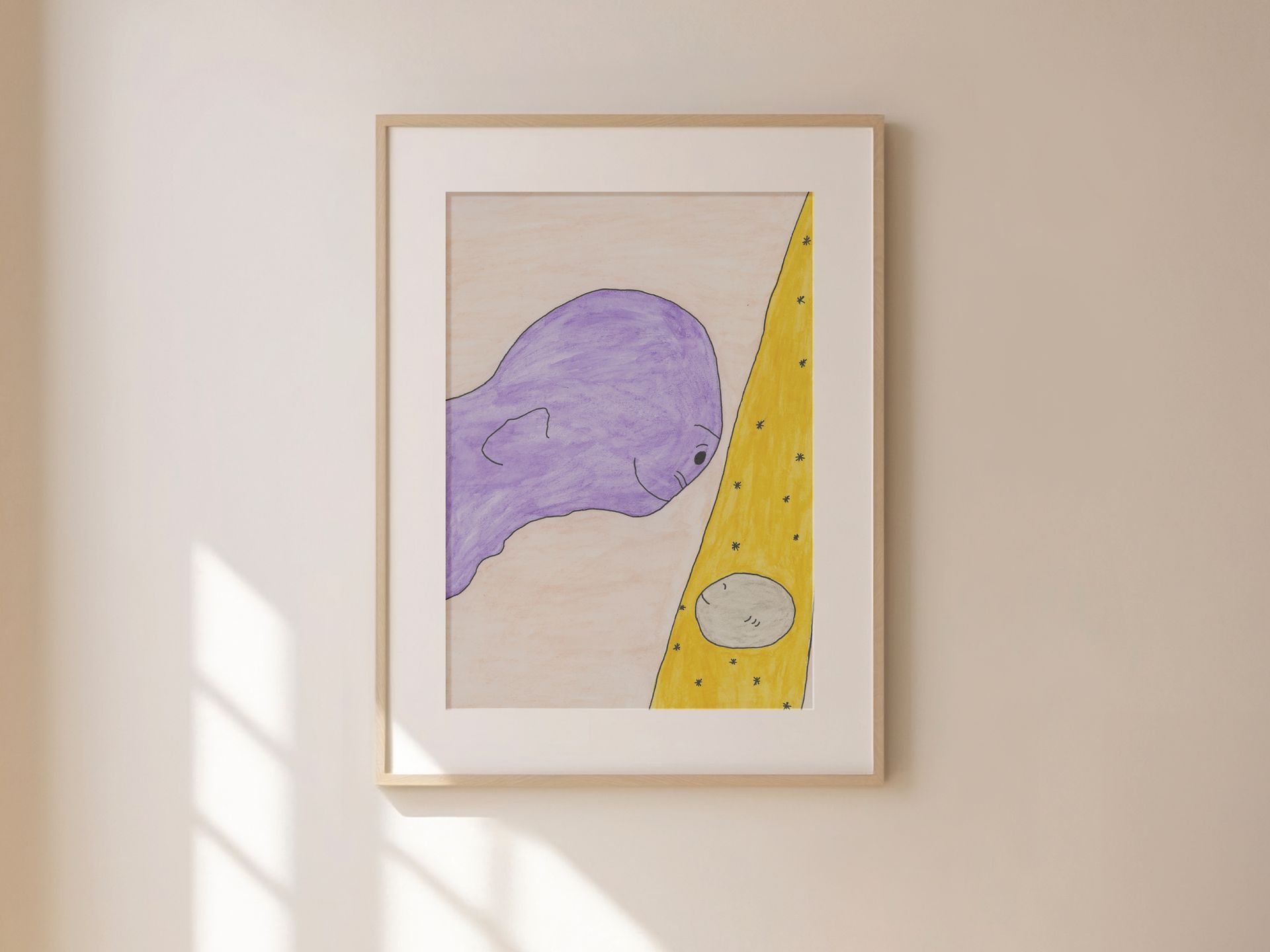 Abstracte kunstprint, paarse en gele vormen op een houtnerf-achtergrond, ingelijst aan een lichtgekleurde muur.