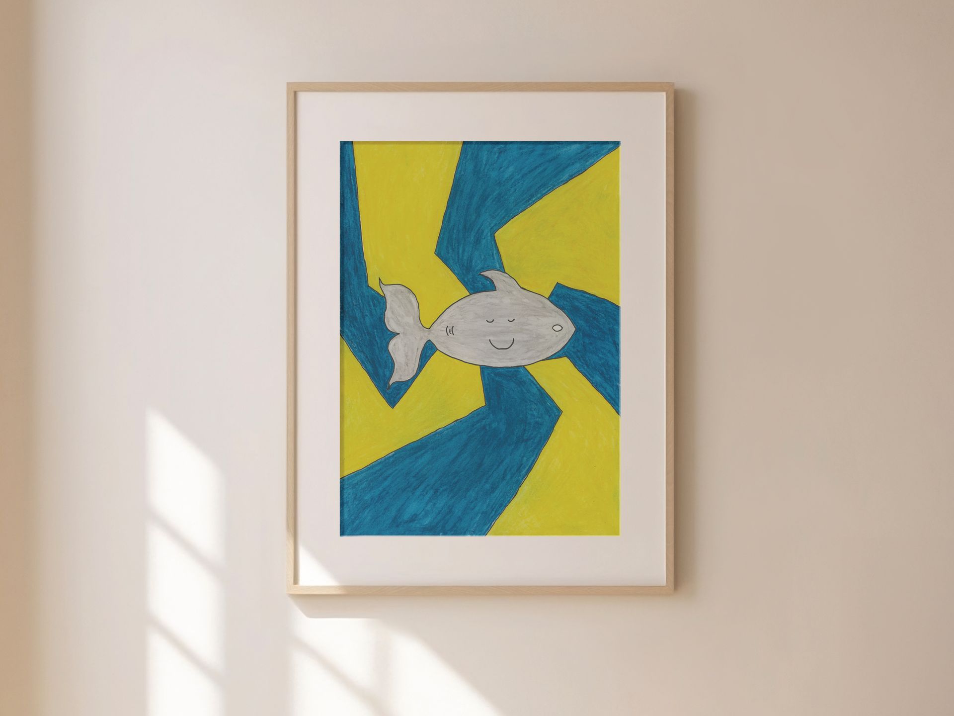 Abstracte kunstprint van vis in houten lijst, met blauwe en gele geometrische achtergrond.