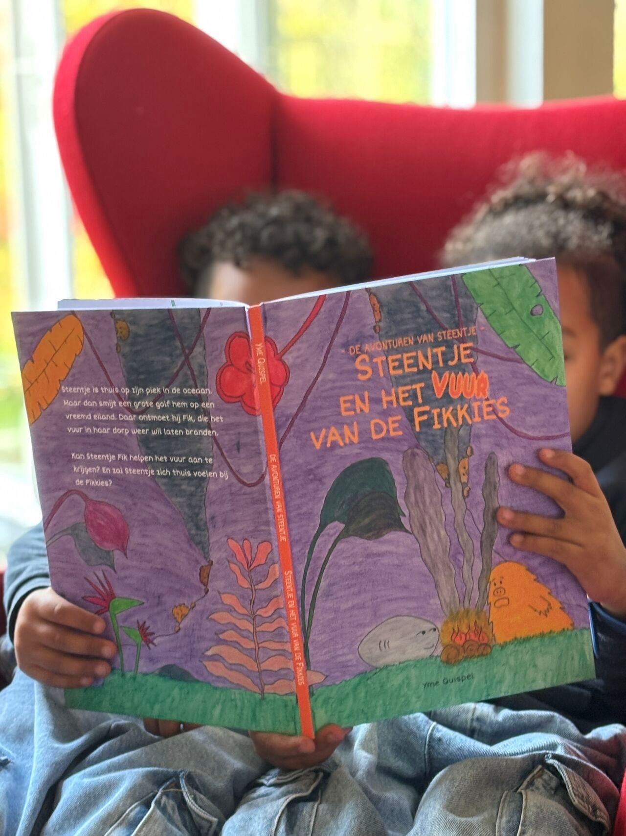 Meisje in rode jurk danst, andere kinderen op de achtergrond. Binnen, in een dansles.