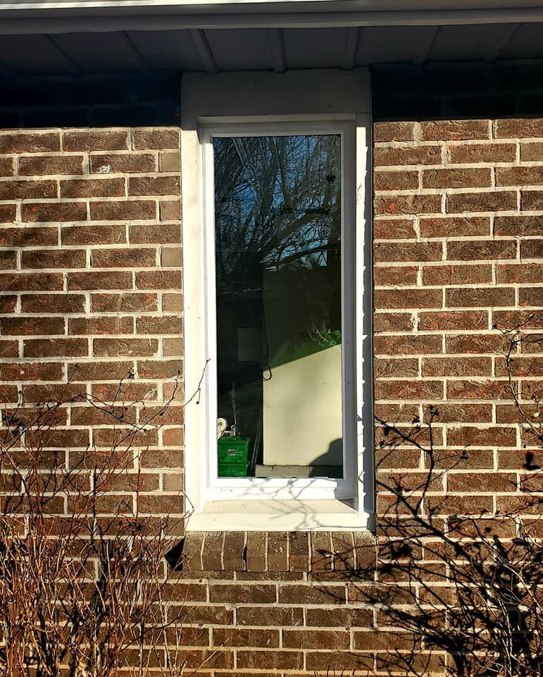 A ladder is sitting on the side of a house.
