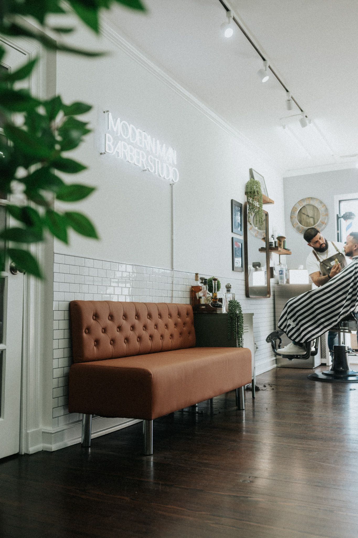 Barber shapes a client’s 3:2:1 buzz cut at a Long Branch NJ barbershop for a clean, low-maintenance.