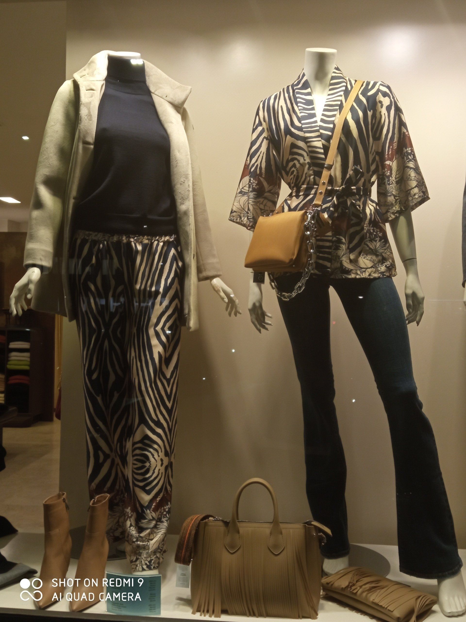 Maglie femminili appese