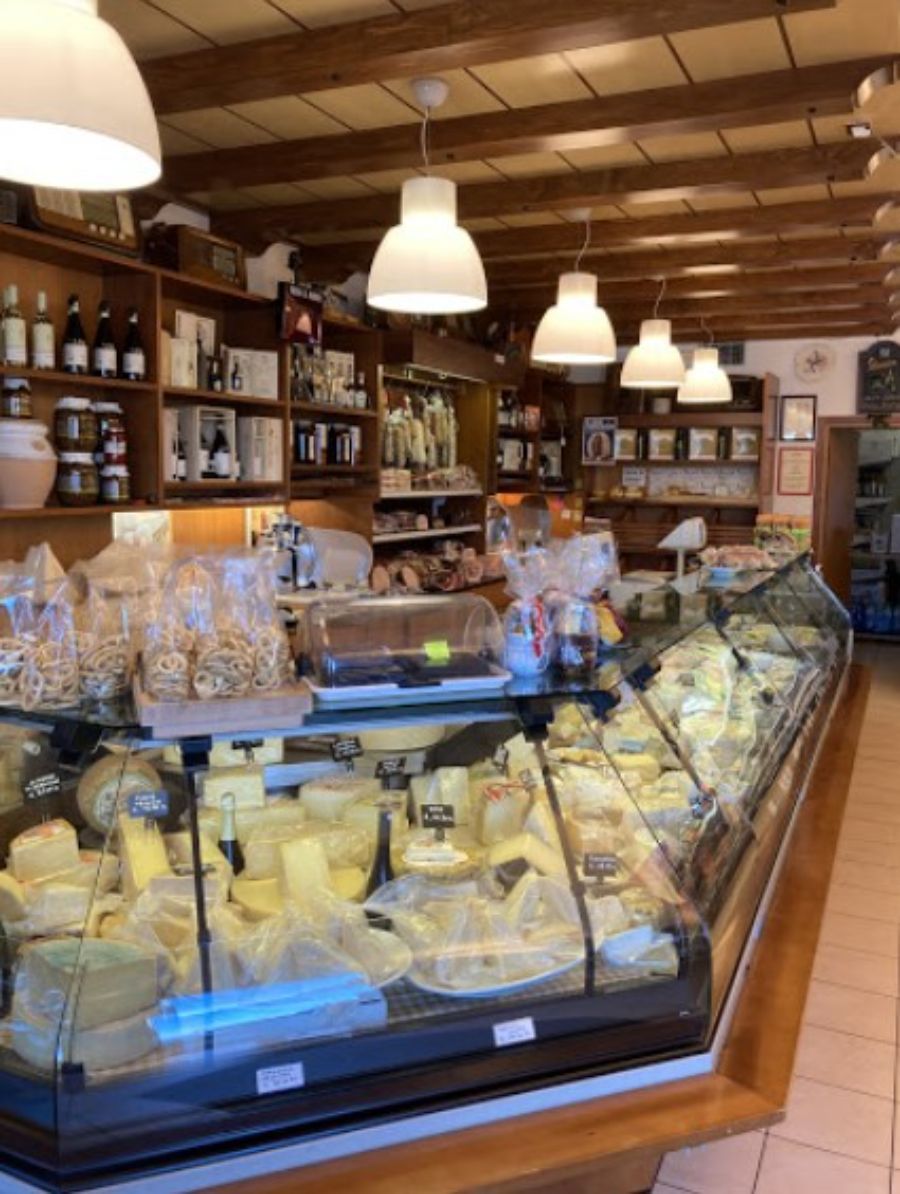 Banco di formaggi e salumi