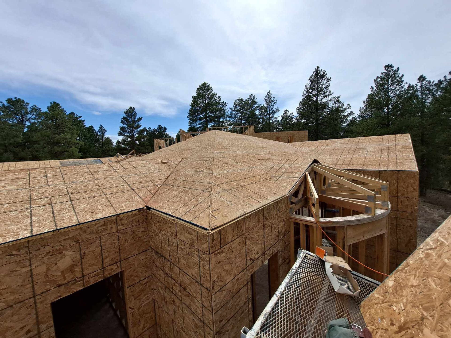 An aerial view of a house under construction with a roof that is being built.