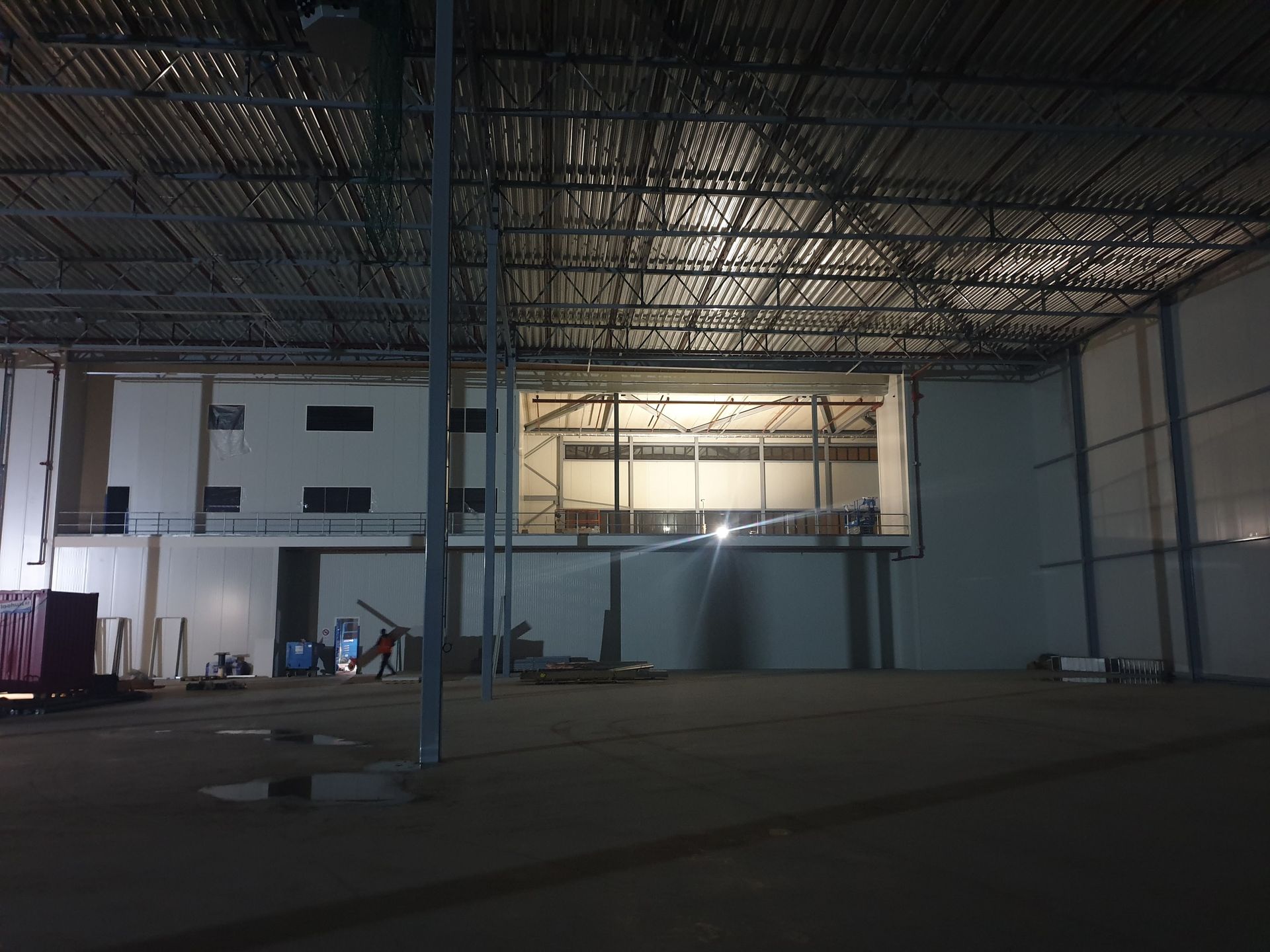 Een groot leeg pakhuis met een balkon in het midden