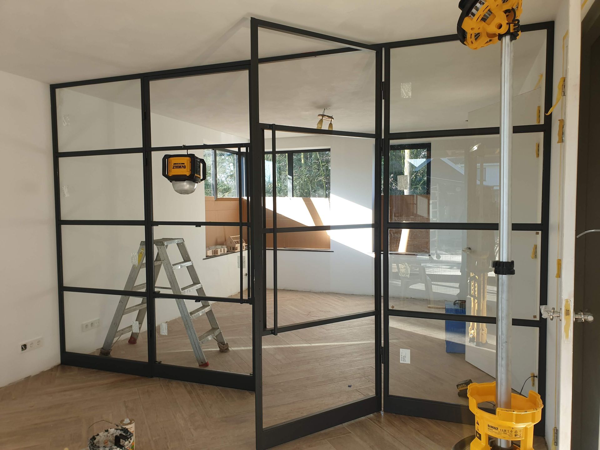 Een kamer met een ladder en een lamp op een paal.