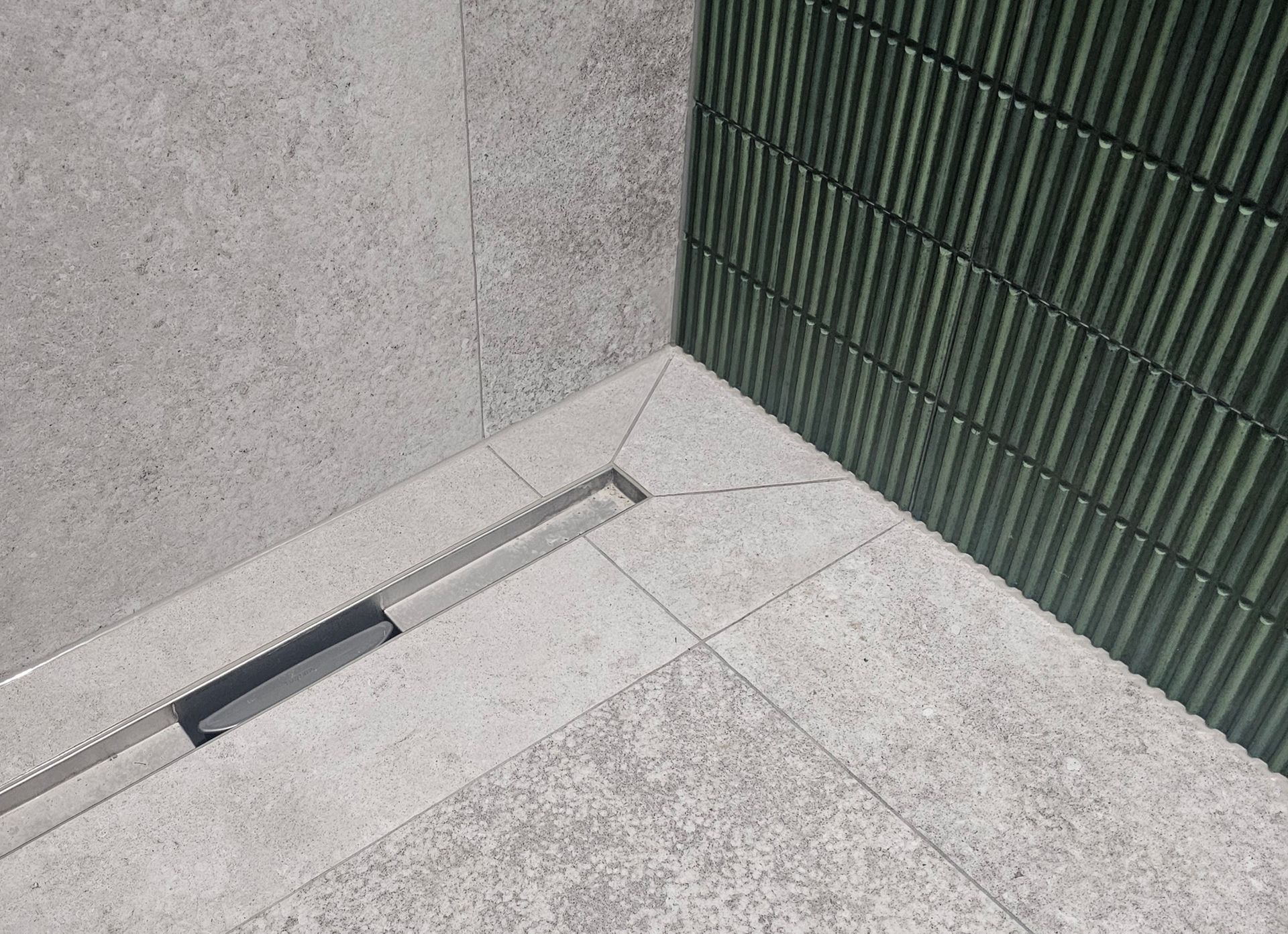 Er zit een afvoer in de hoek van de douche.