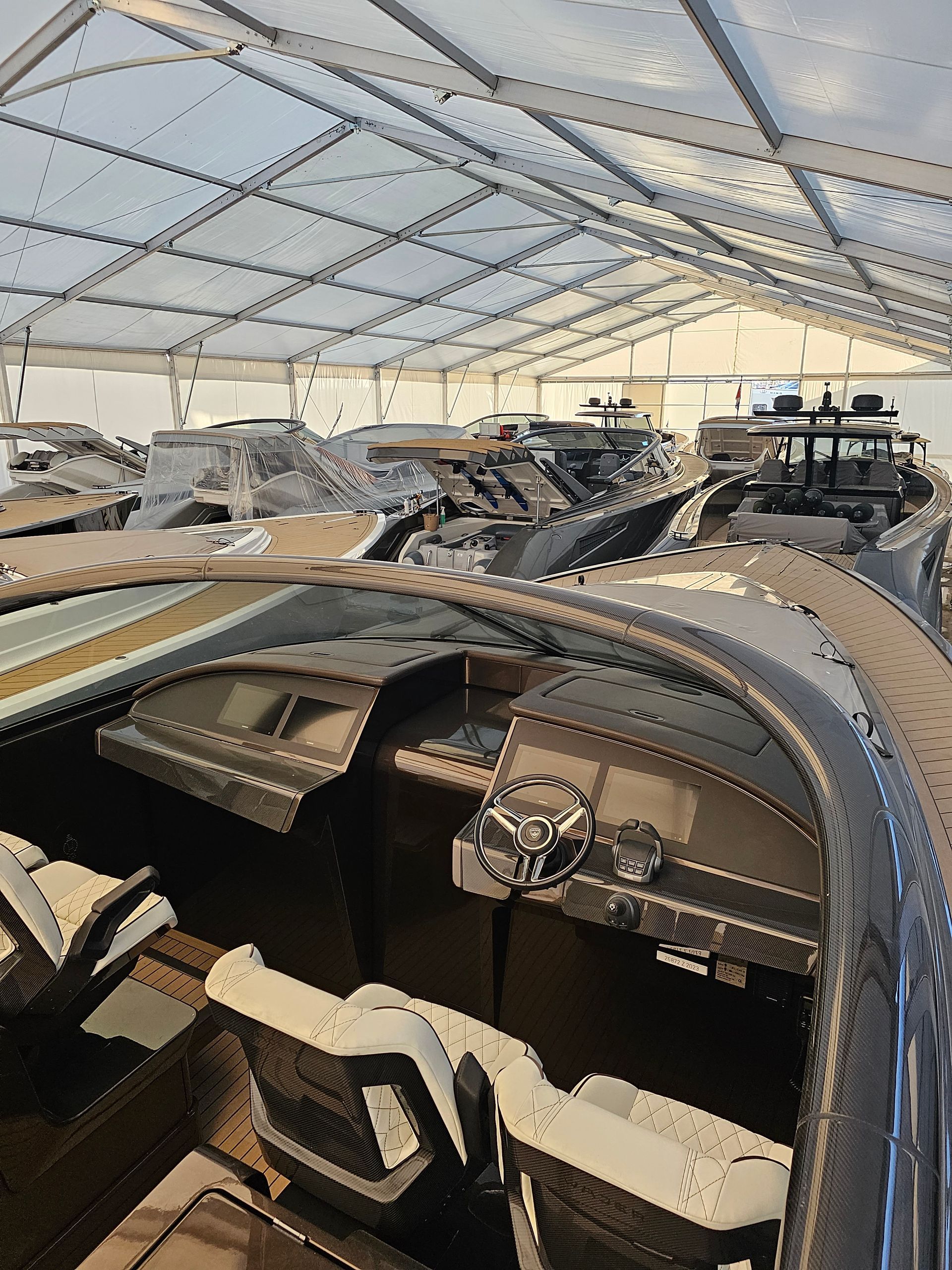 Een pakhuis vol met boten en stukken hout.