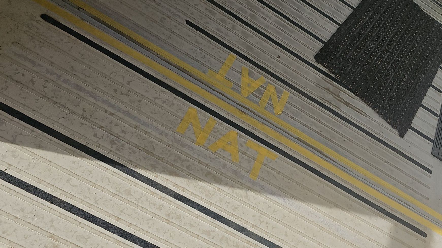 Een close-up van een tapijt met het woord marine erop geschilderd