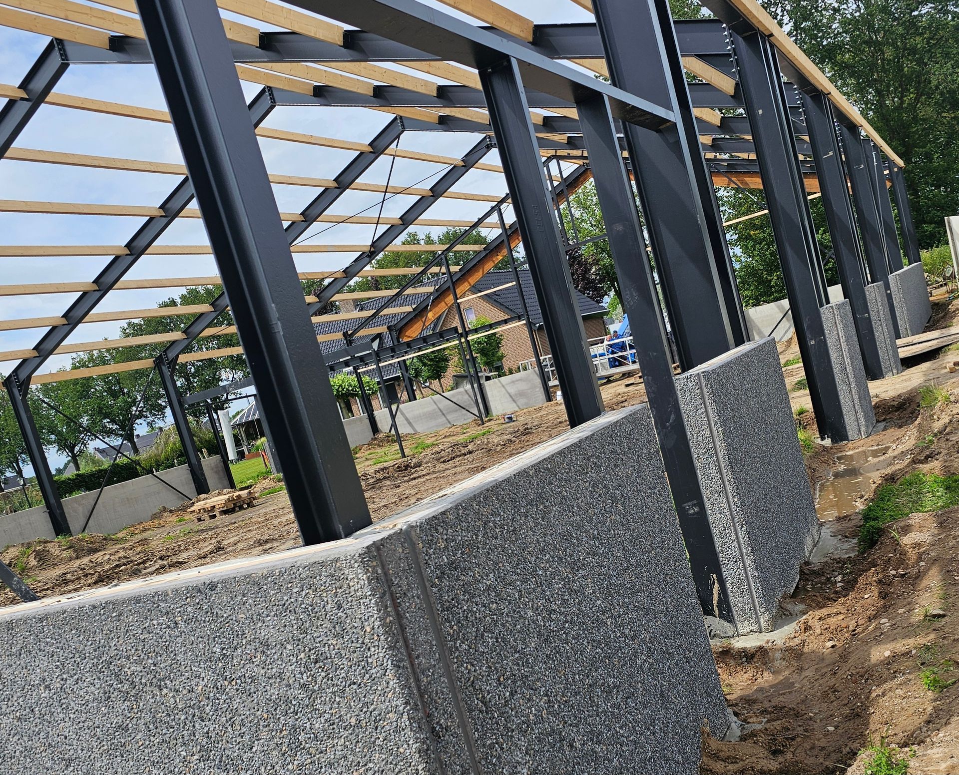 Er wordt midden op een veld een grote metalen constructie gebouwd.