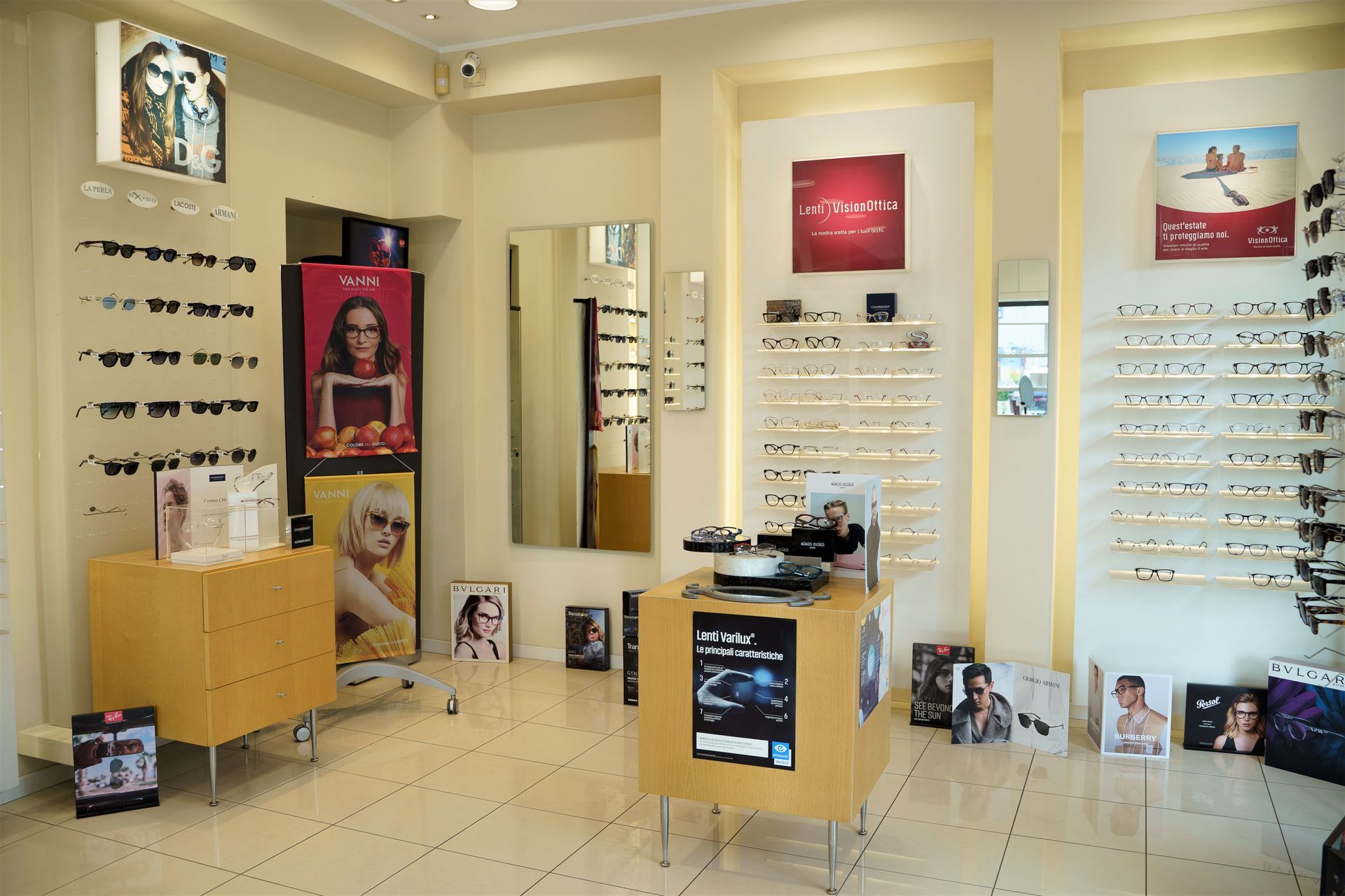 interno di un negozio di occhiali