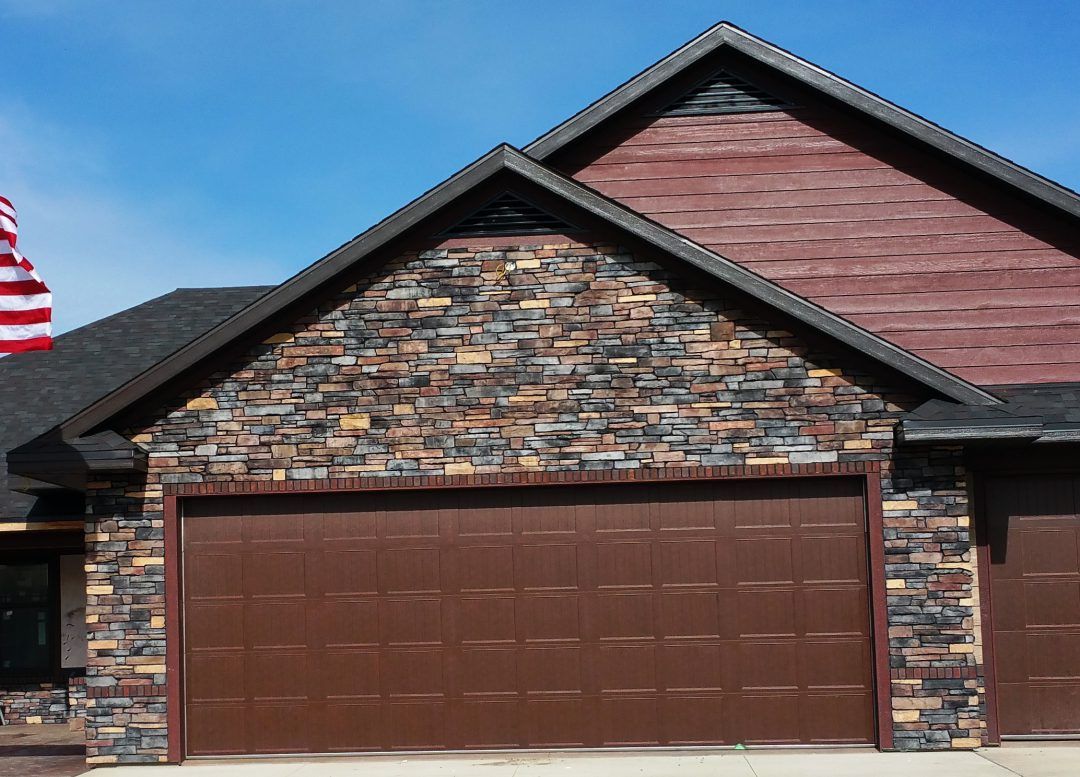 Prairie Ledgestone Red Mountain Garage - Howard Lake, MN - TriLite Stone, Inc