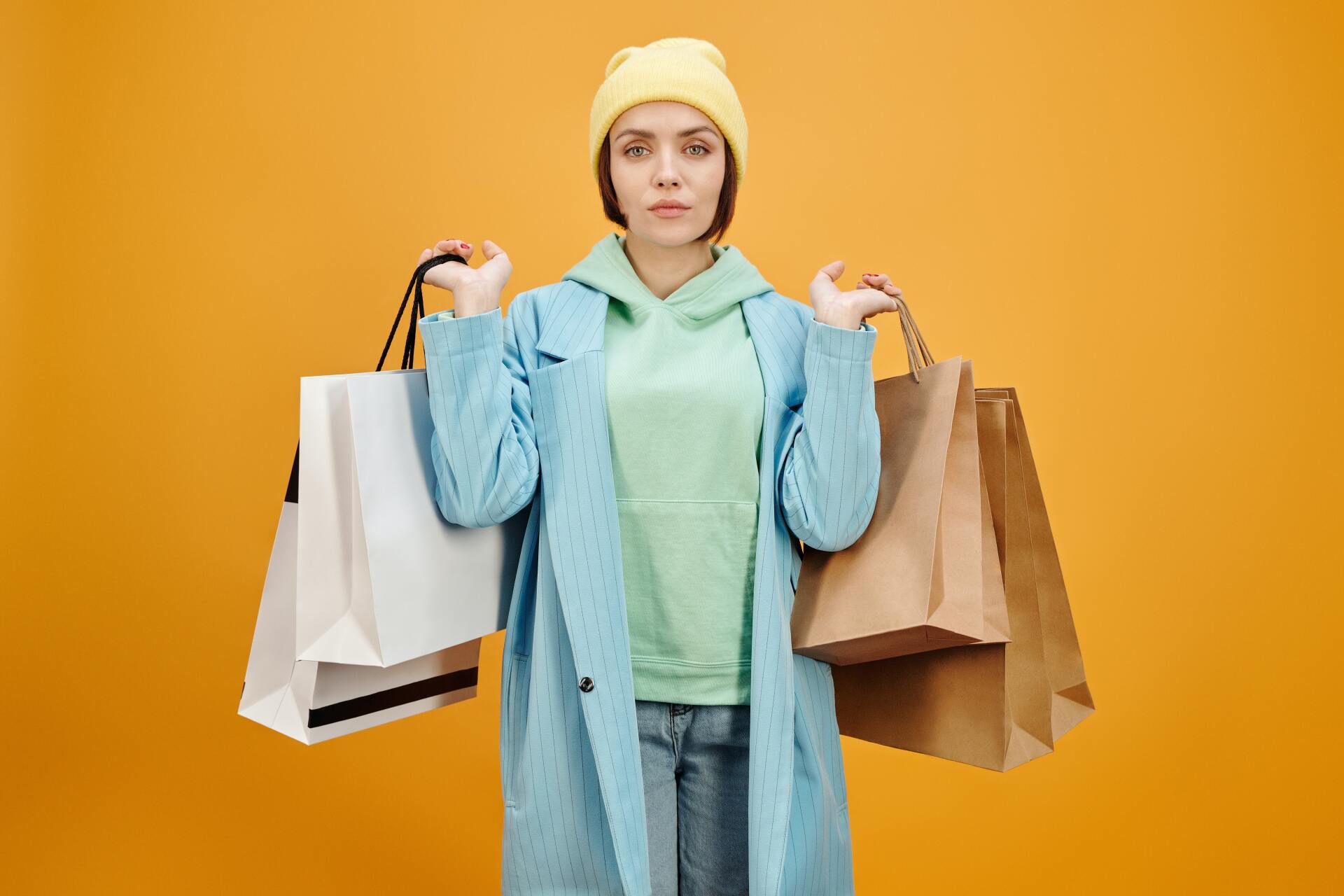 Mujer sosteniendo empaques ecológicos para realizar compras