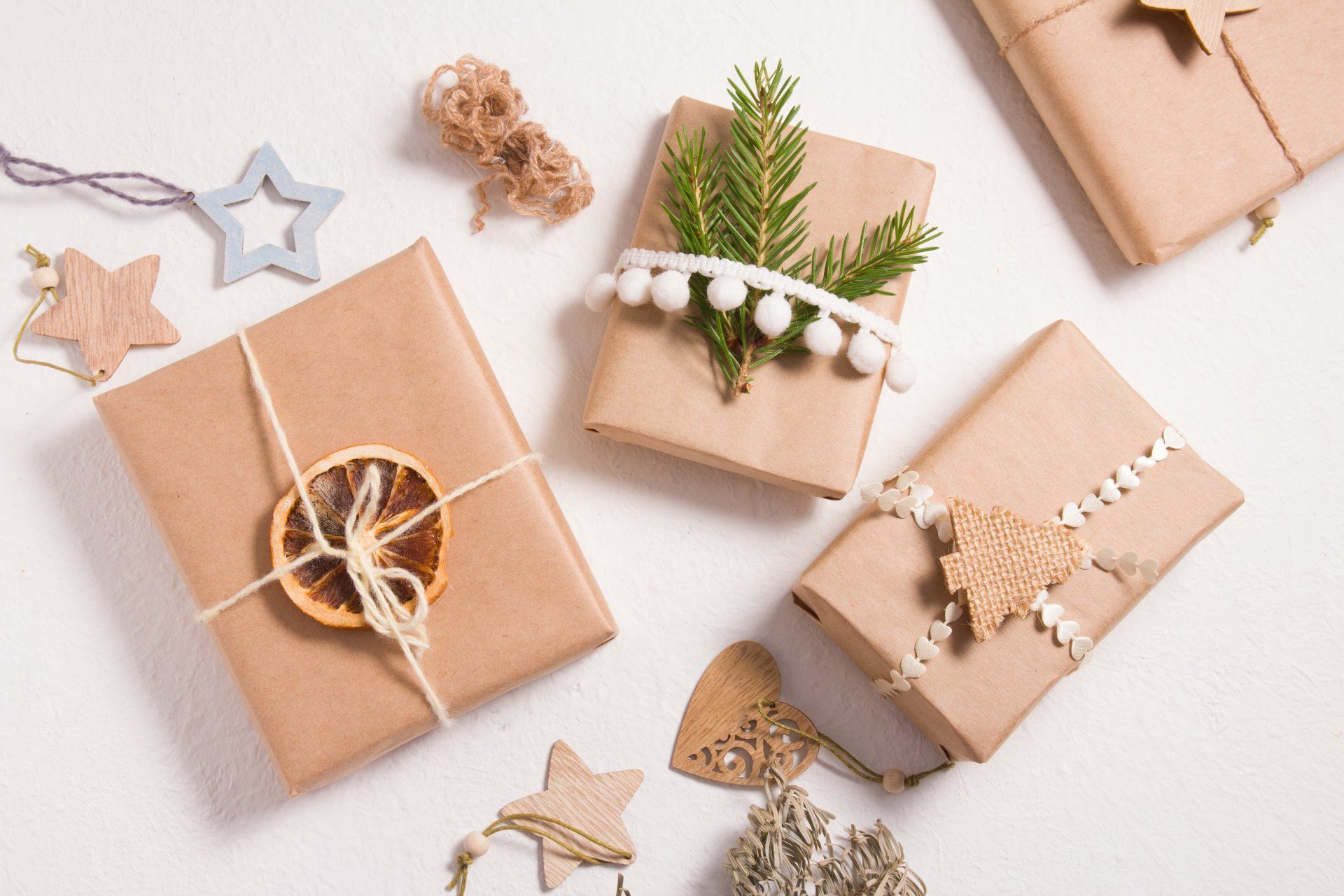 Varias cajas de regalo decoradas en estilo ecológico sobre un fondo blanco, regalos para año nuevo o navidad, estilo de vida sin desperdicio