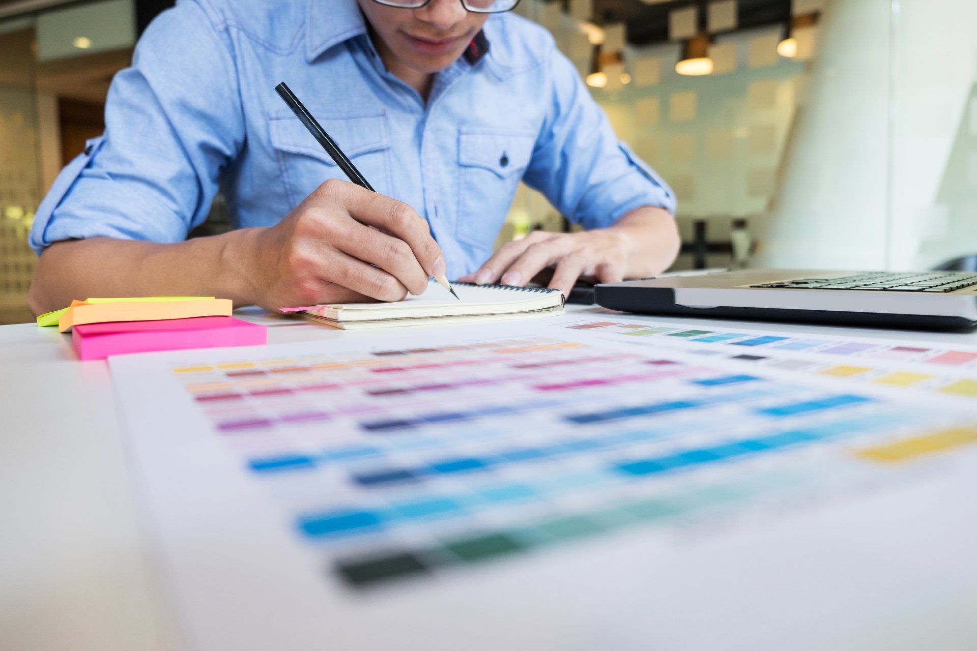 Diseñador gráfico creando dibujo desde casa utilizando la computadora portátil