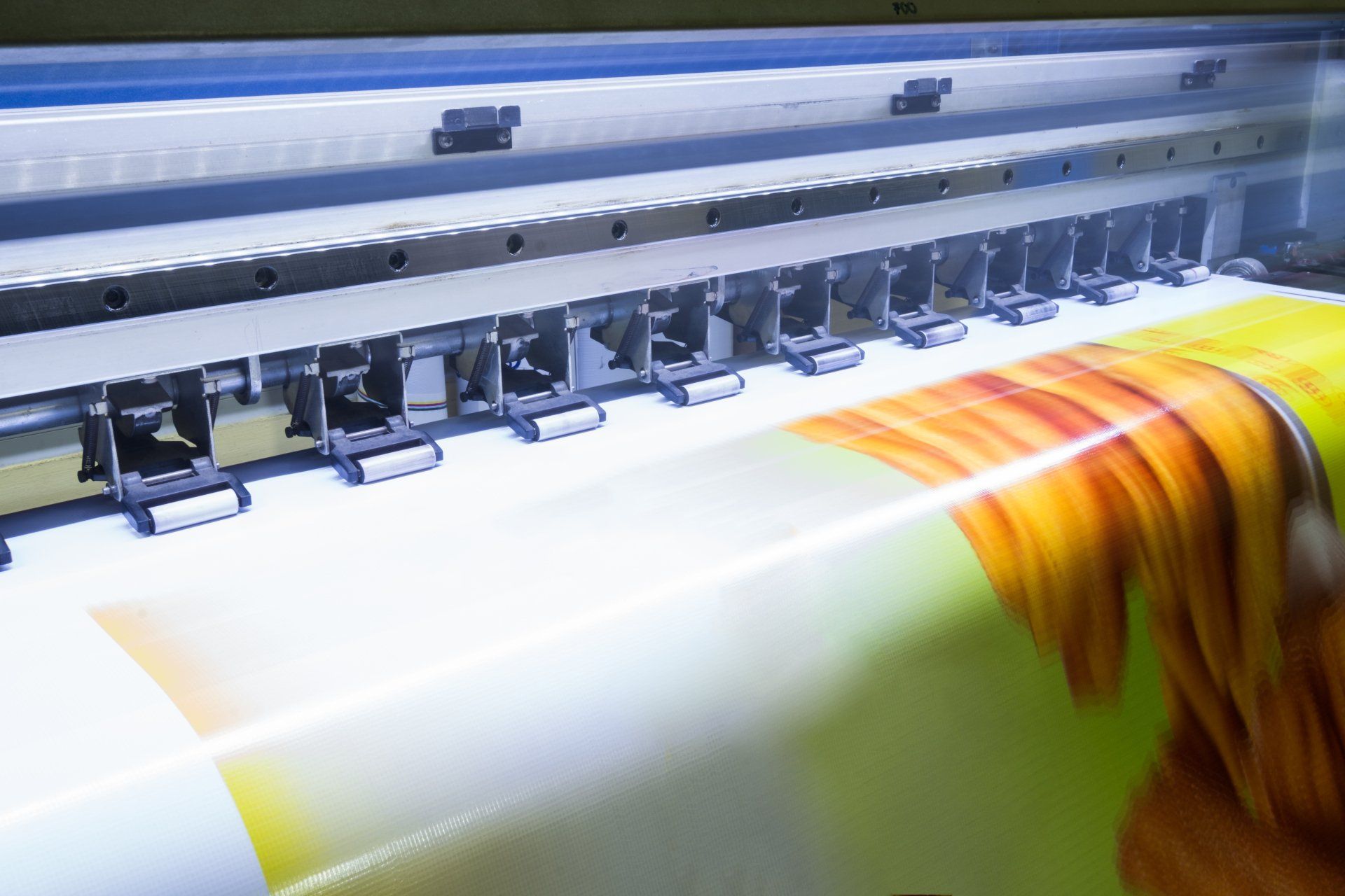 Formato de impresora de inyección de tinta grande trabajando en vinil