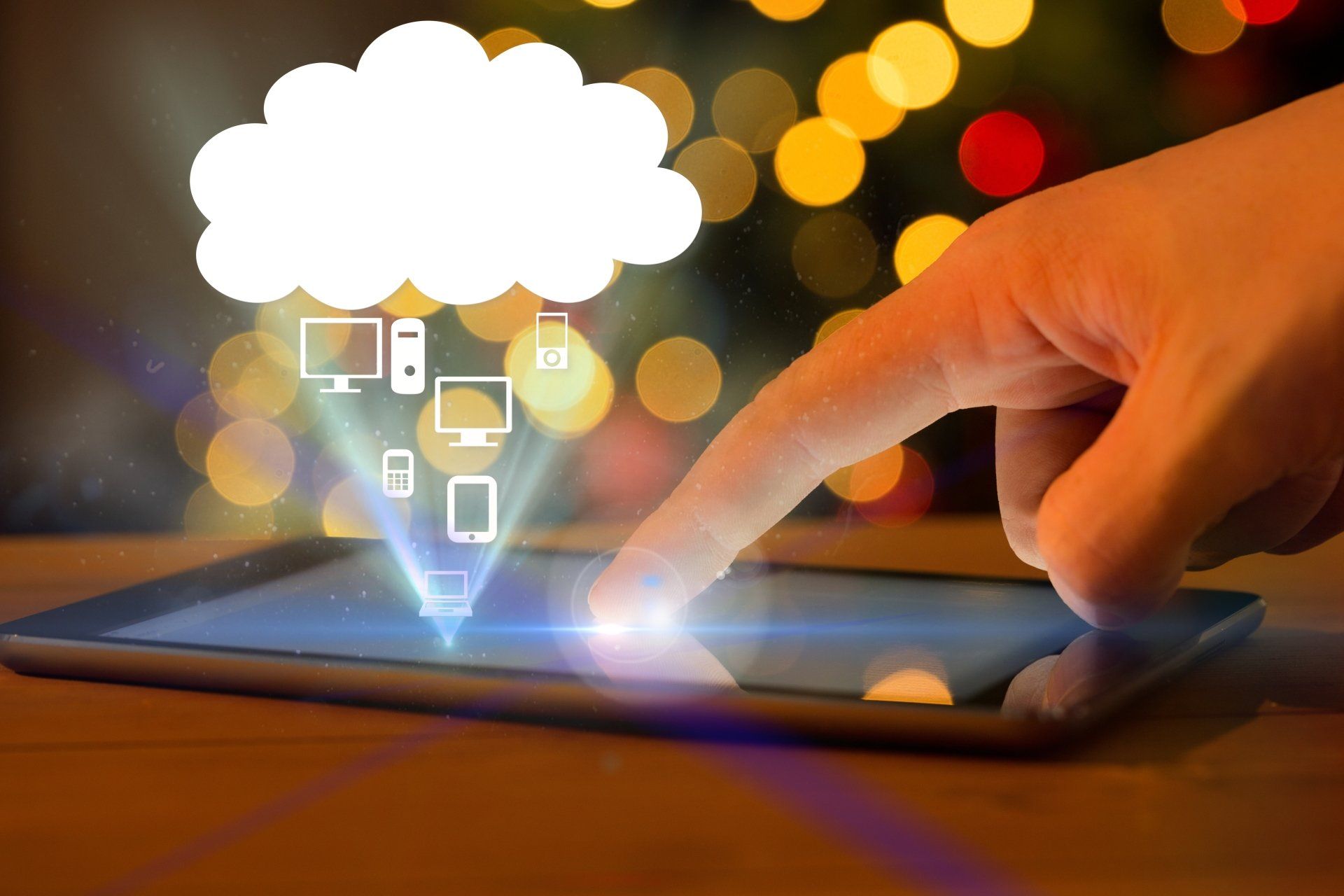 Mano tocando una tableta y subiendo contenido a nube de información Mano tocando una tableta y subiendo contenido a nube de información