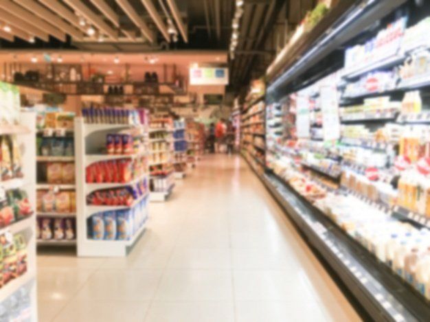 Pasillo de refrigeradores en área de alimentos en supermercado