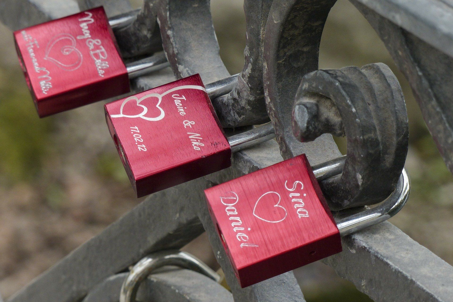 Impresión por sublimación en candados personalizados con nombres de pareja