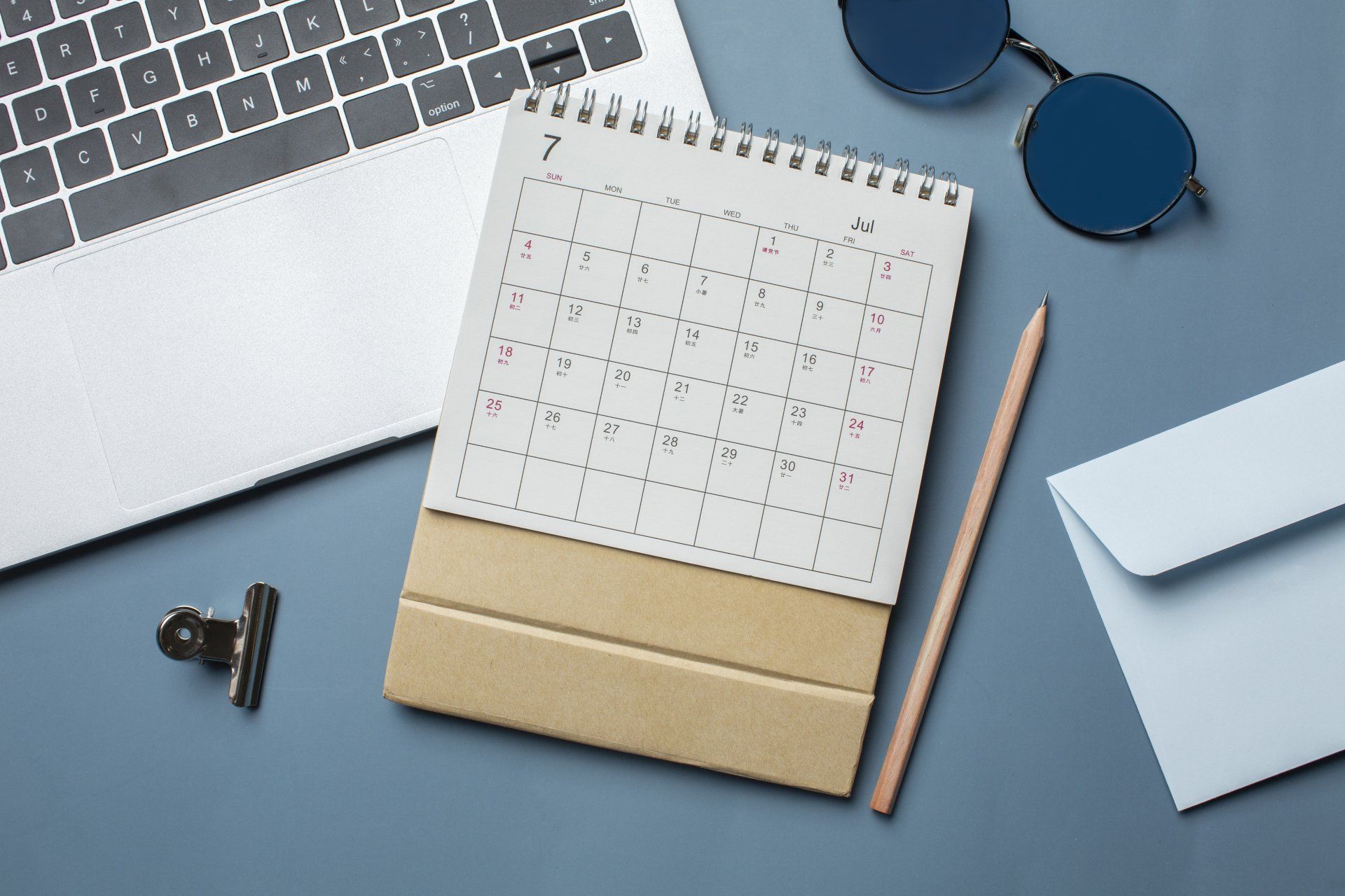 calendario y computadora portátil